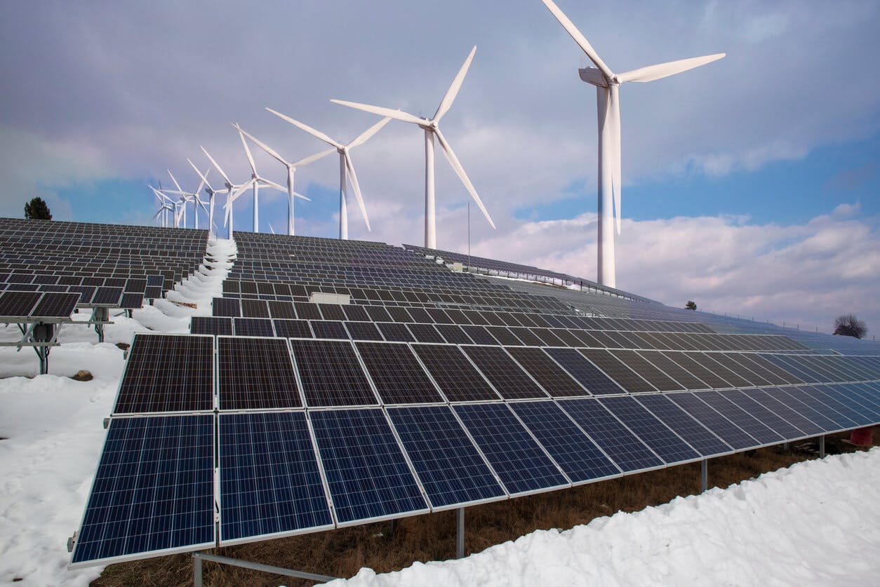 Painéis solares e turbinas eólicas no inverno 