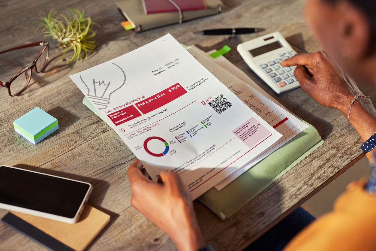mulher analisando baixa na conta de luz