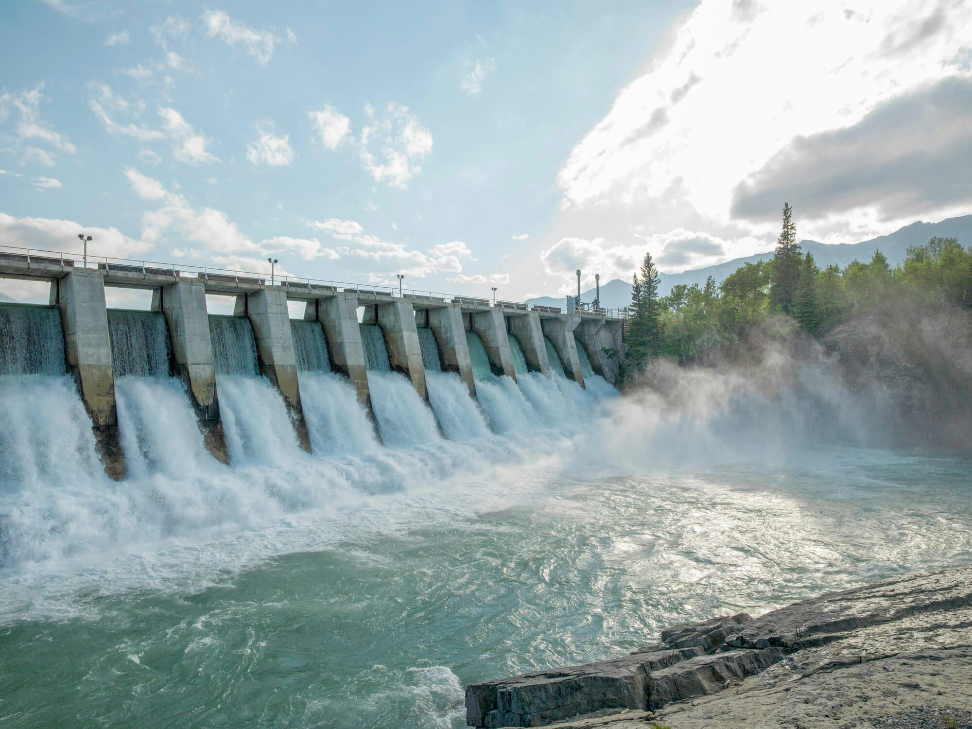 Água corre através de hidrelétrica