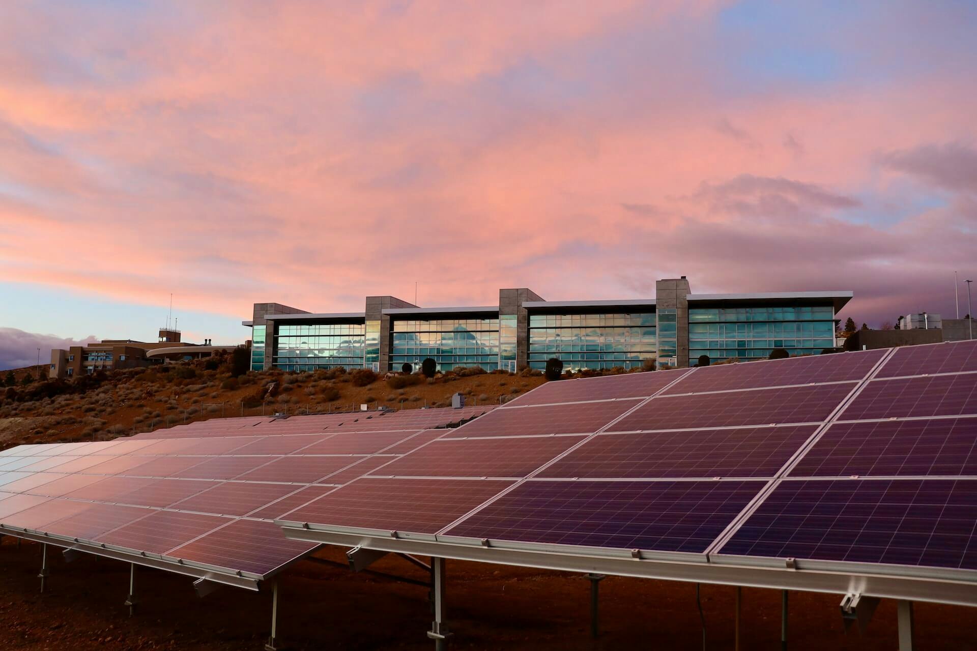 Placas de energia solar ao por do sol