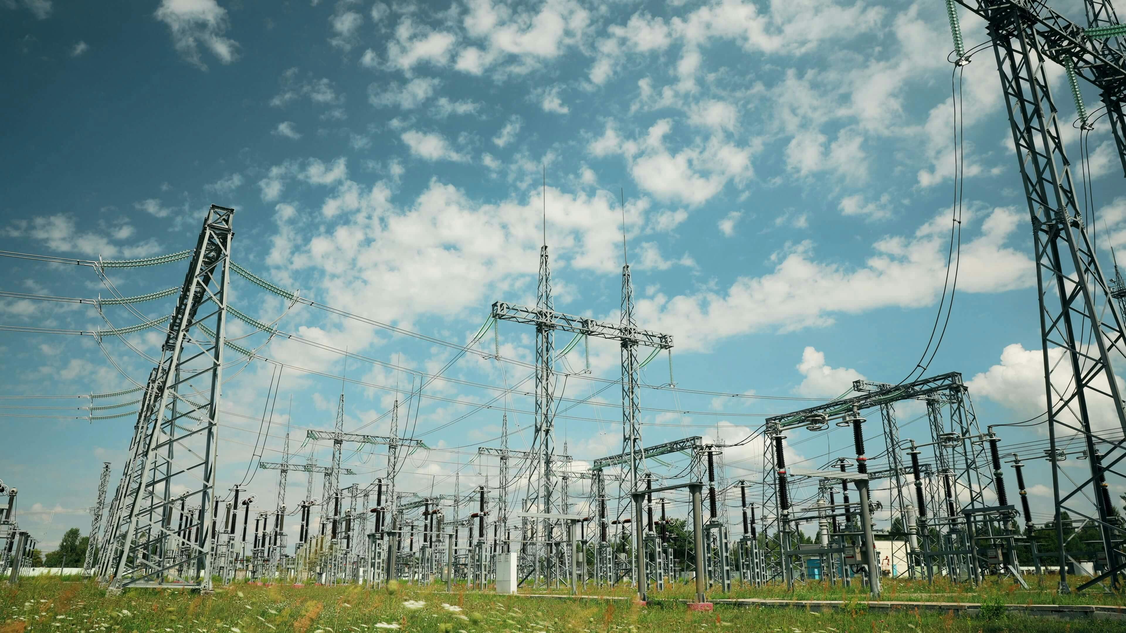 postes de eletricidade e linha de alta tensão
