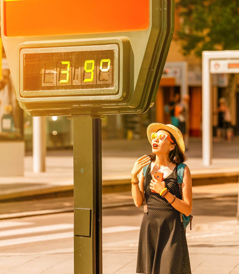 Termômetro de rua mostrando alta temperatura 