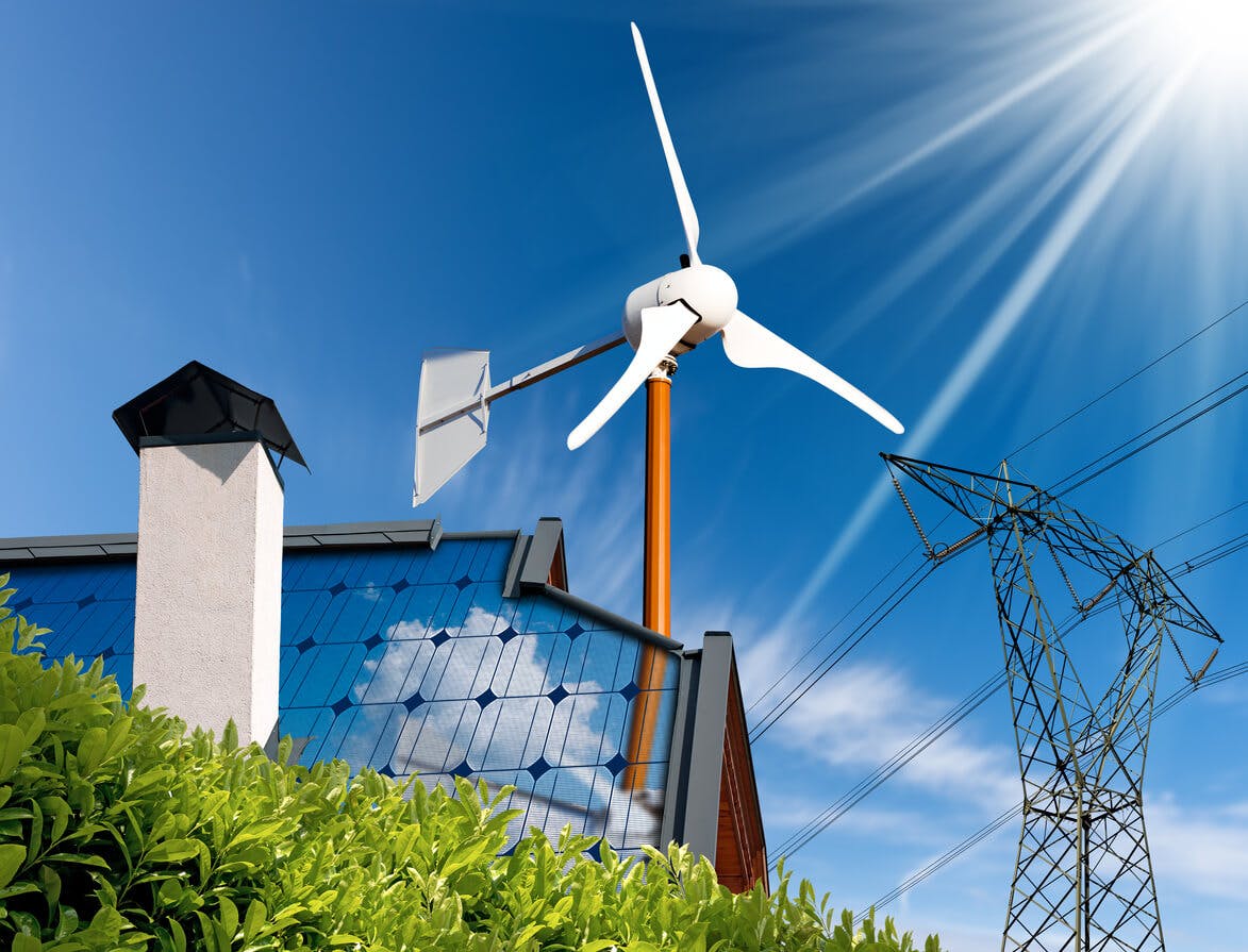 Painéis solares e pequena turbina eólica no topo de um telhado de loja