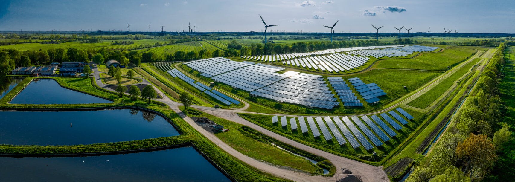  Fazenda de painéis solares e parque de turbinas eólicas.