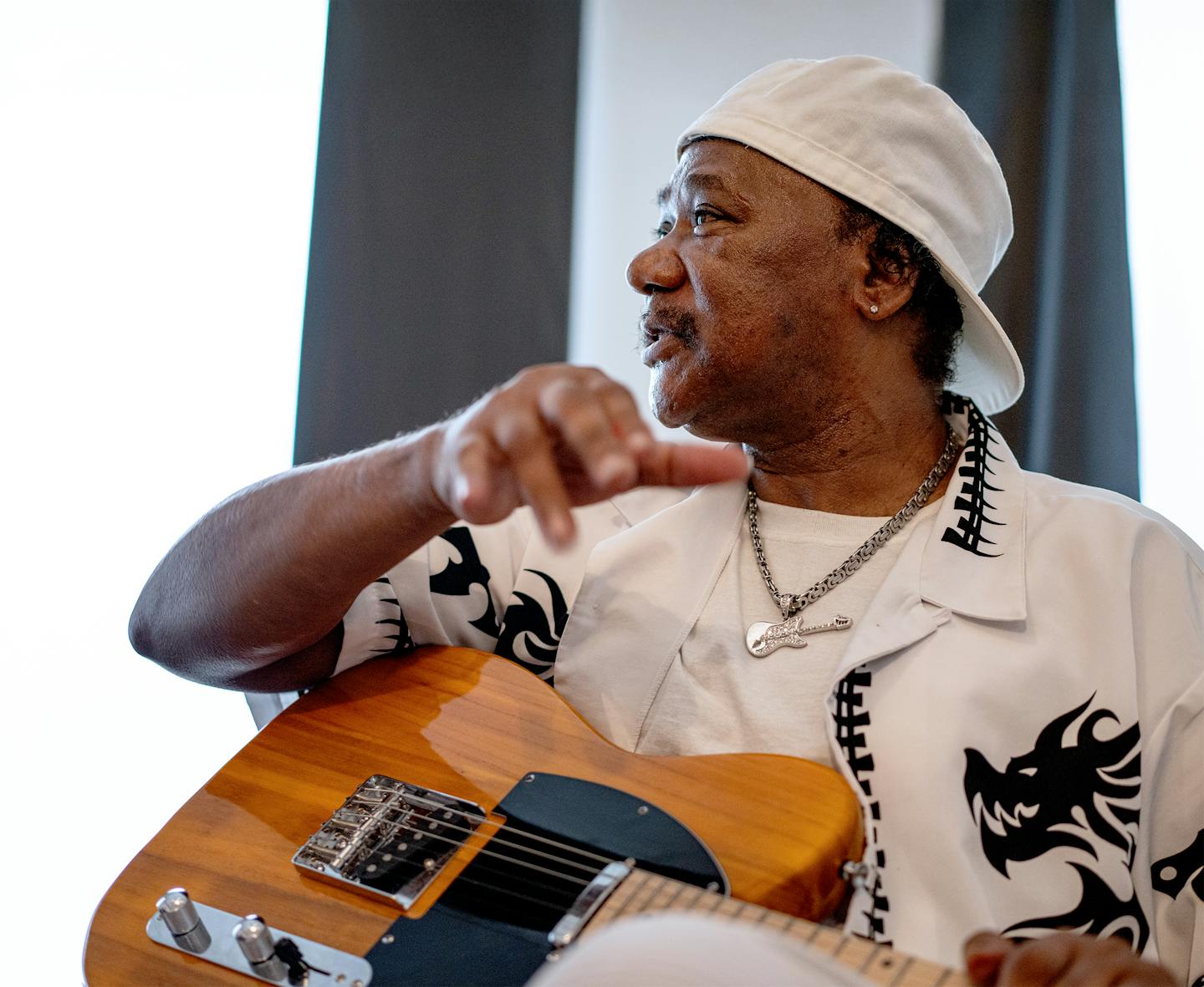 Michael Williams, alias Guitar Mike an seiner Gitarre.