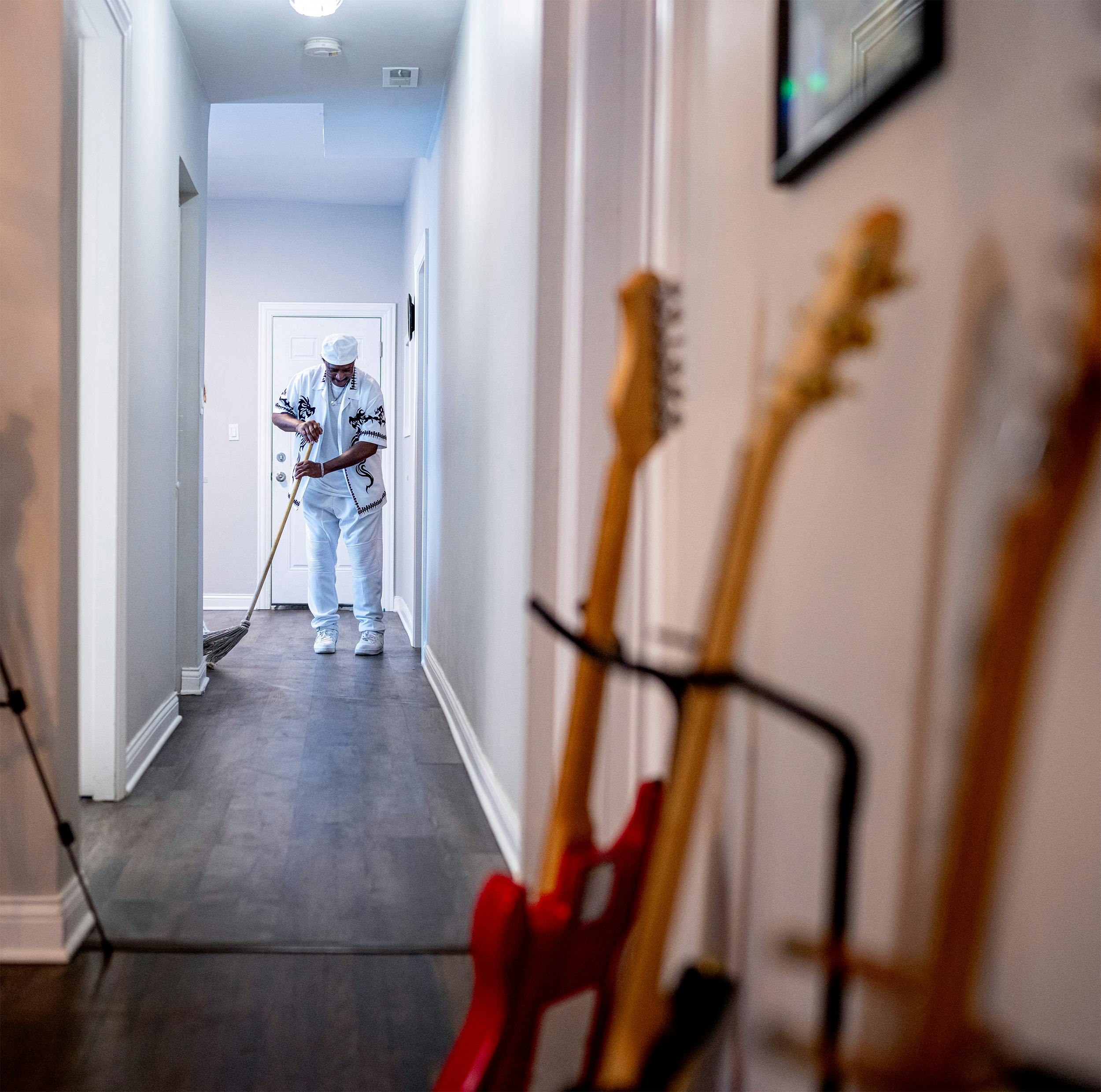 Michael Williams kehrt seinen Flur, in dem mehrere Gitarren aufgereiht an der Wand stehen.