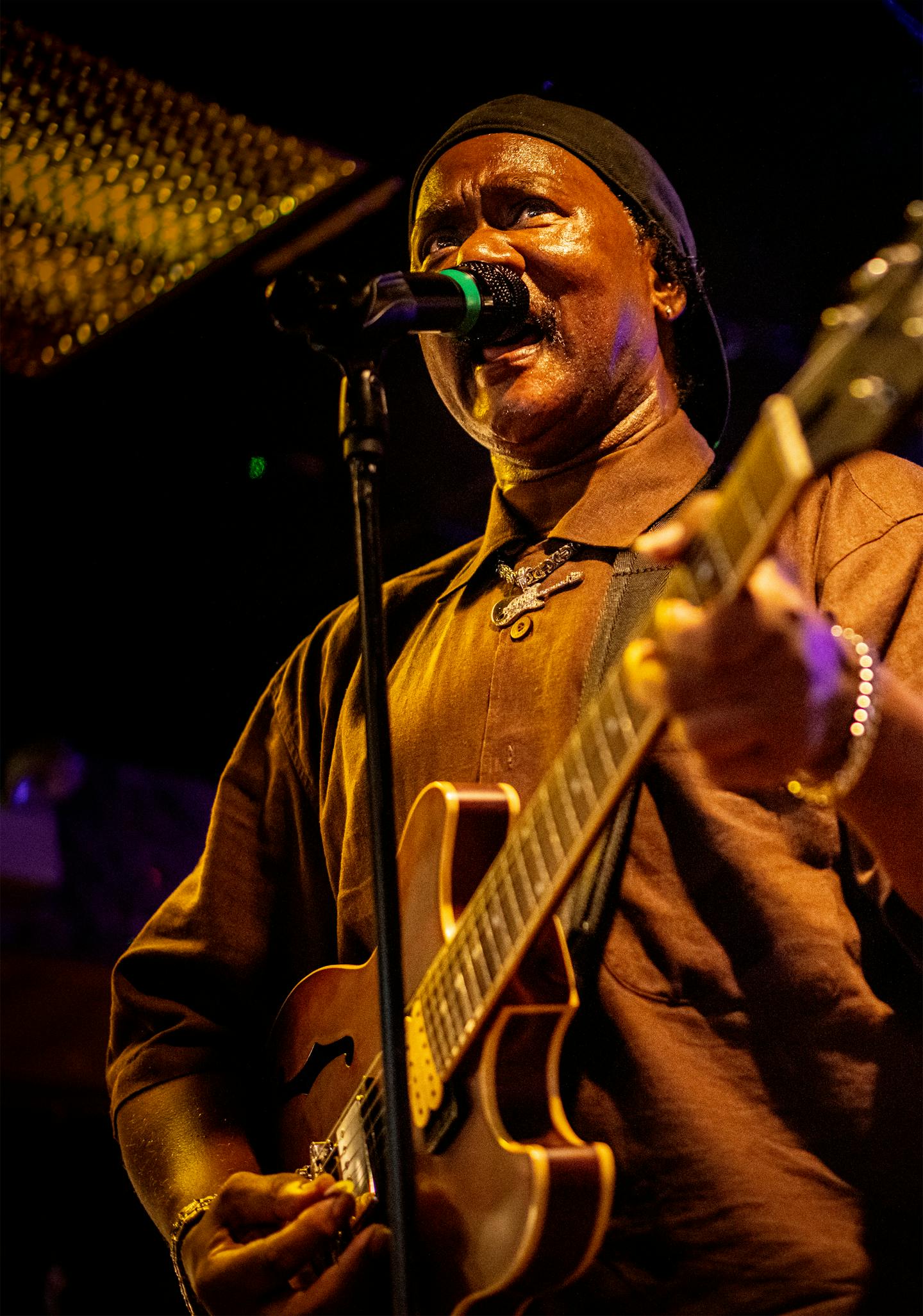 Michael Williams singt auf der Bühne.
