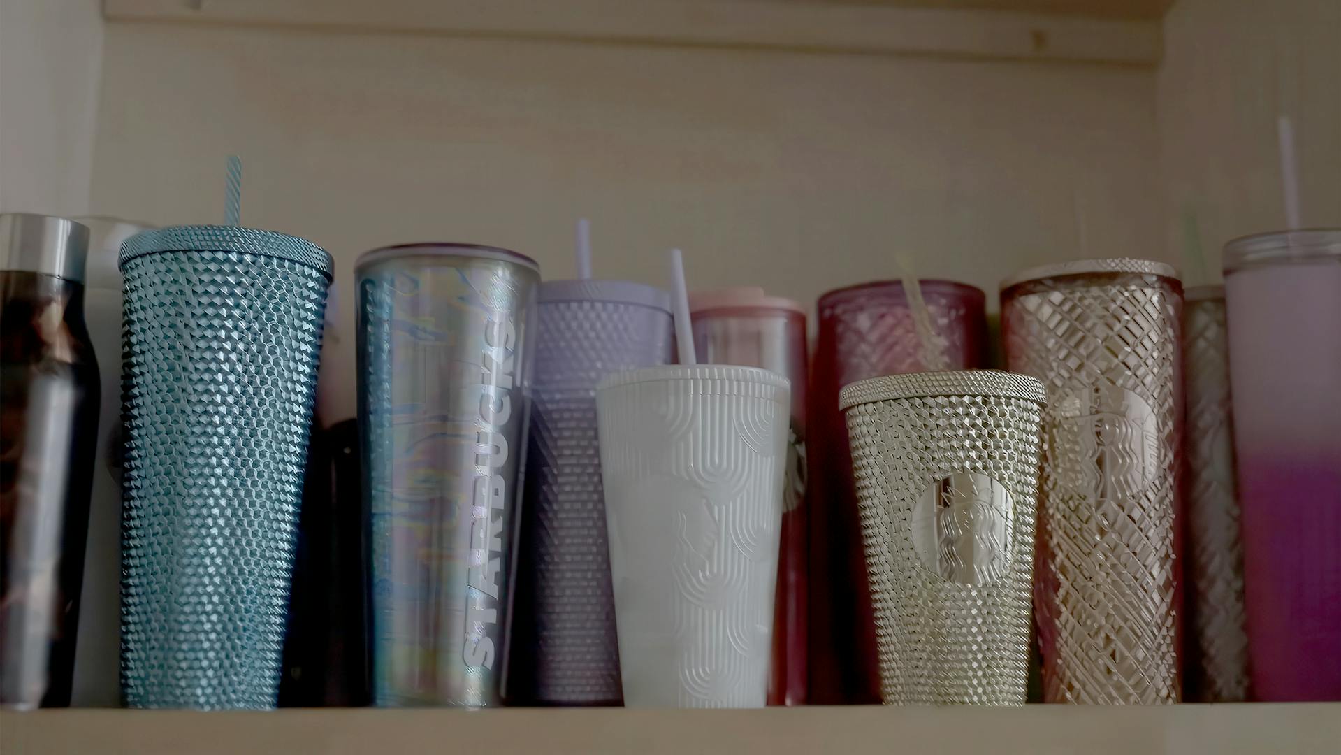 Q's Sammlung von Starbucks Bechern.