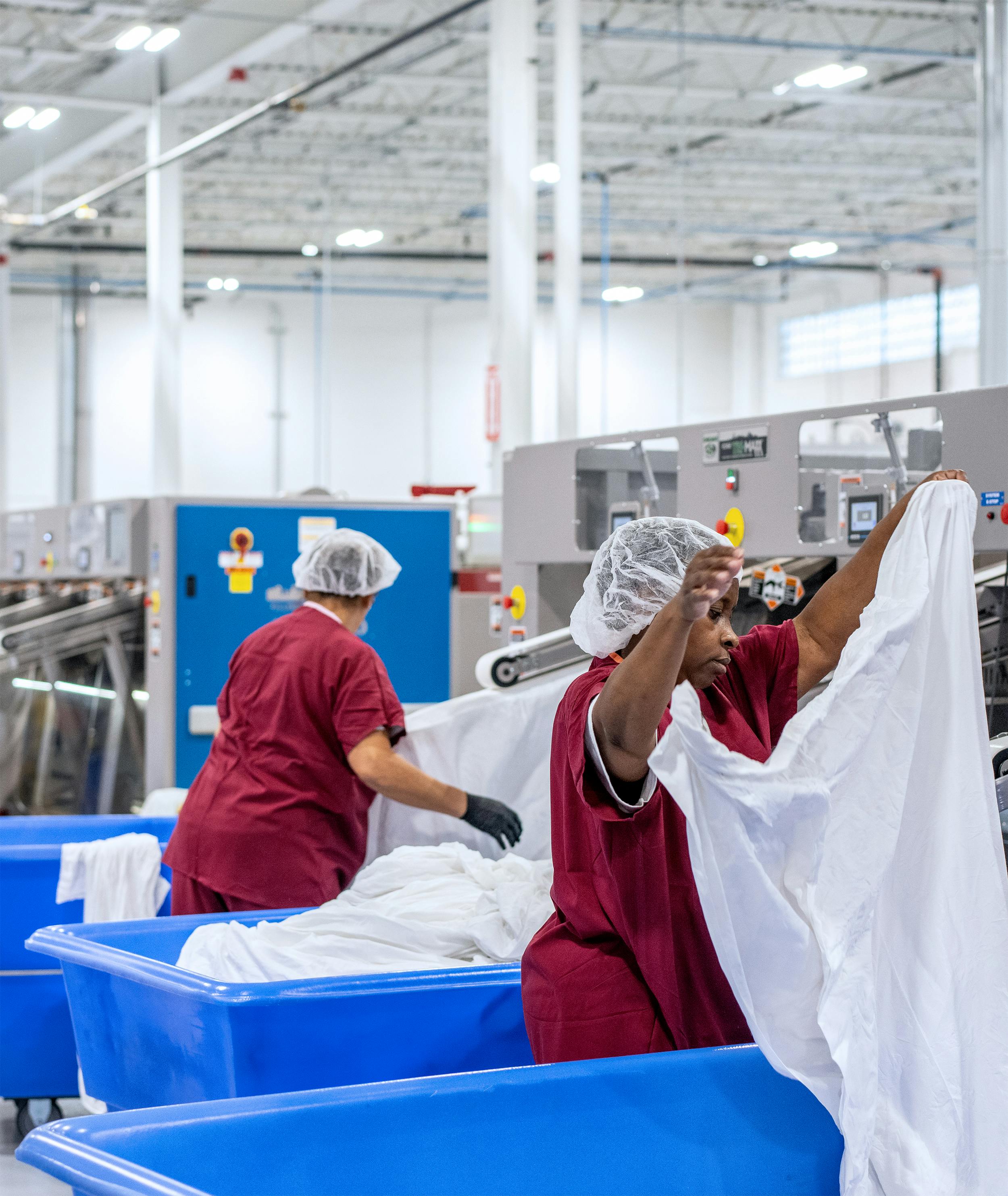 Jede Mitarbeitende bearbeitet täglich mehrere Tonnen Wäsche.