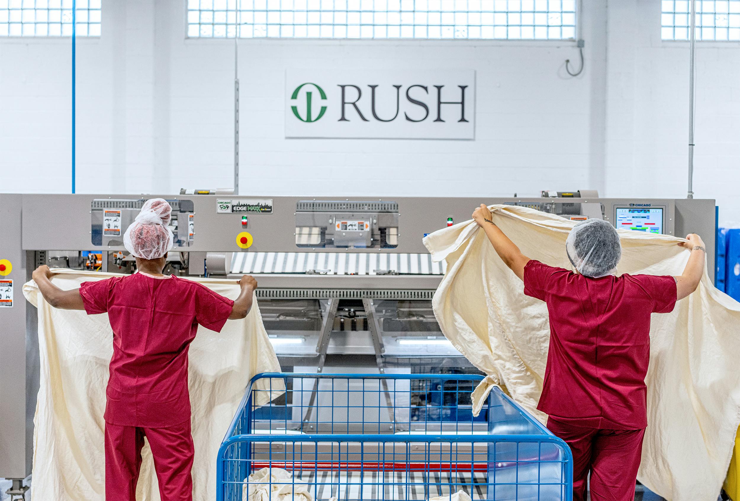 Die Mitarbeitenden falten die Wäsche.