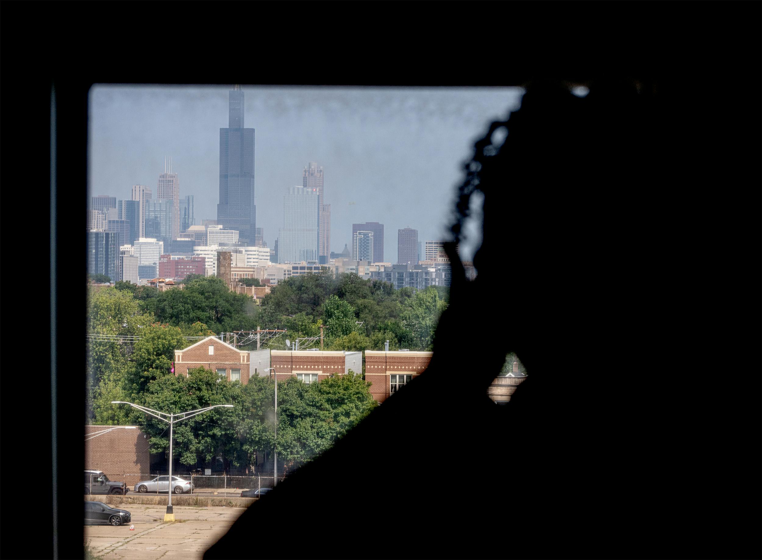 Quintonele Allen sieht aus ihrem Fenster und blickt dabei auf den Willis Tower.