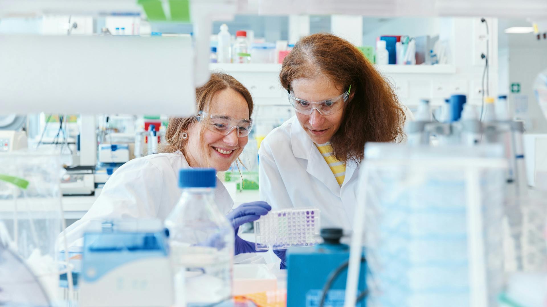 Sophie Sarret in the lab with Anna Schubart.