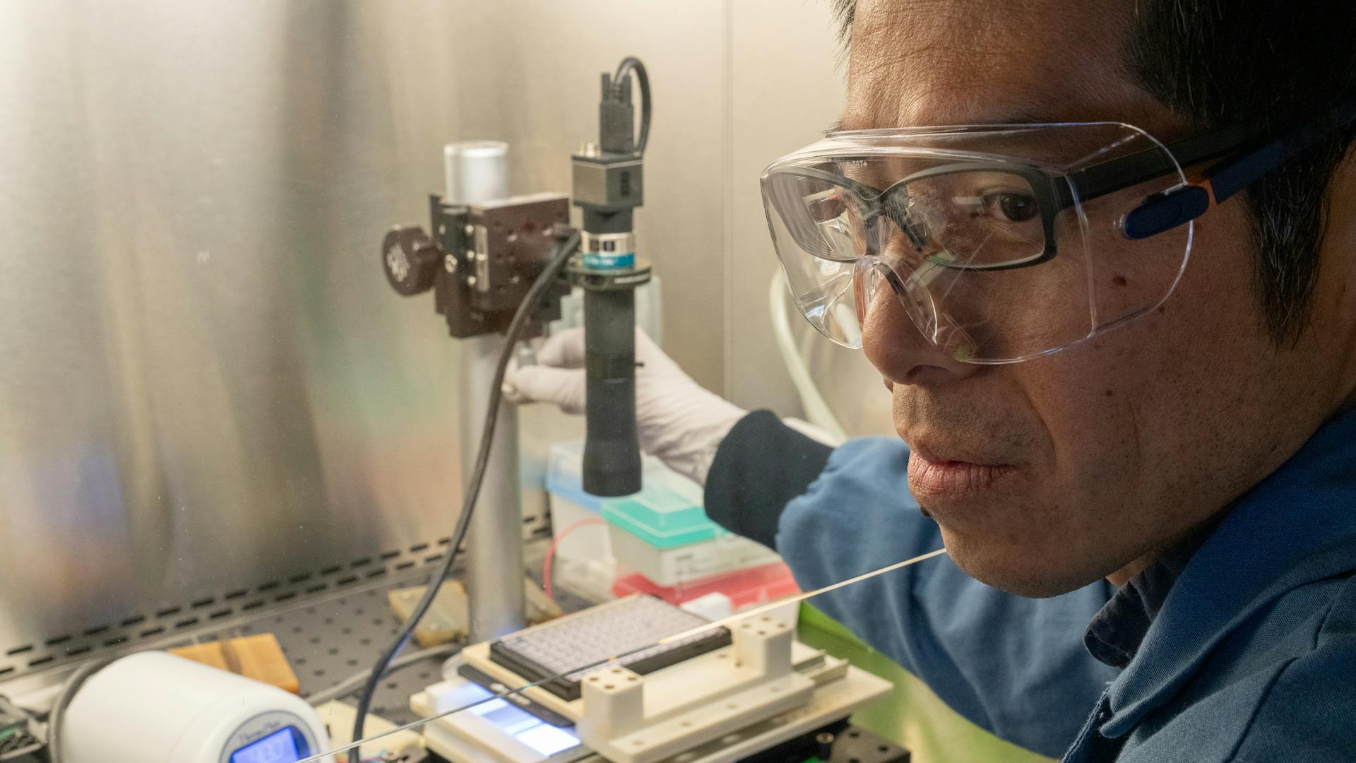 Makoto Hara in the lab.