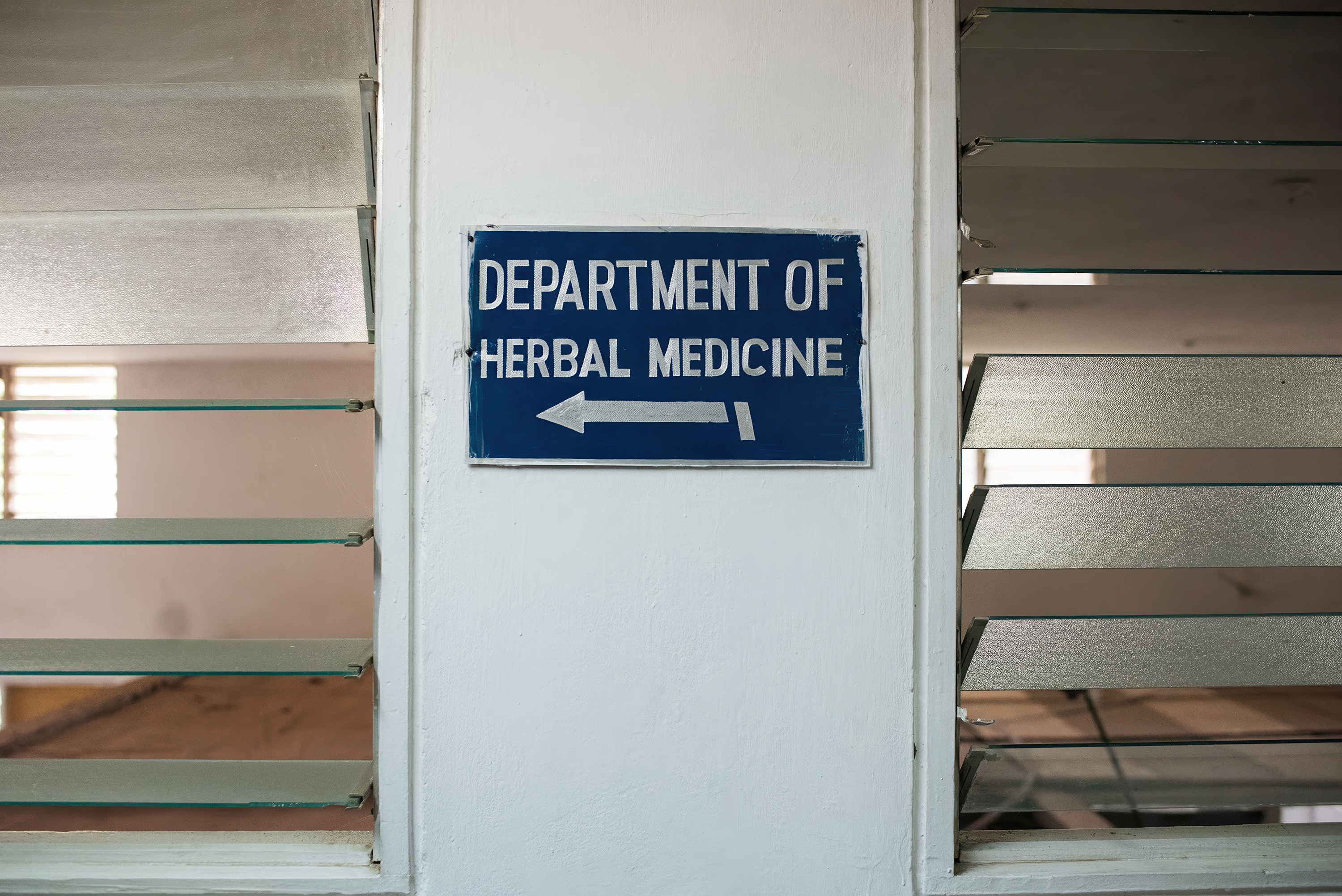 Schild mit der Aufschrift ‚Department of Herbal Medicine‘ an der Universität für Wissenschaft und Technologie in Kumasi.