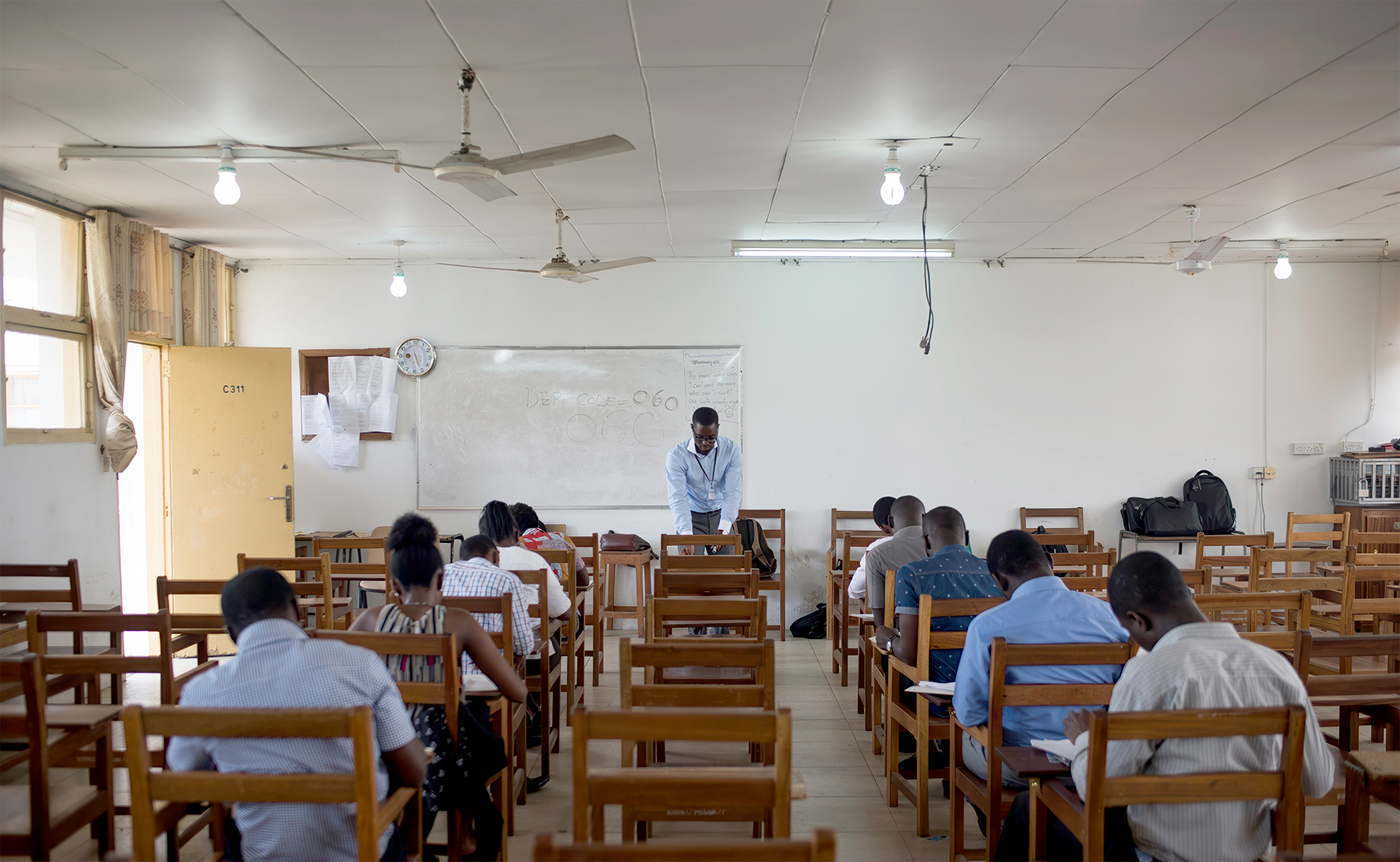 Edmund Ekuadzi unterrichtet Studierende an der University of Science and Technology in Kumasi, Ghana