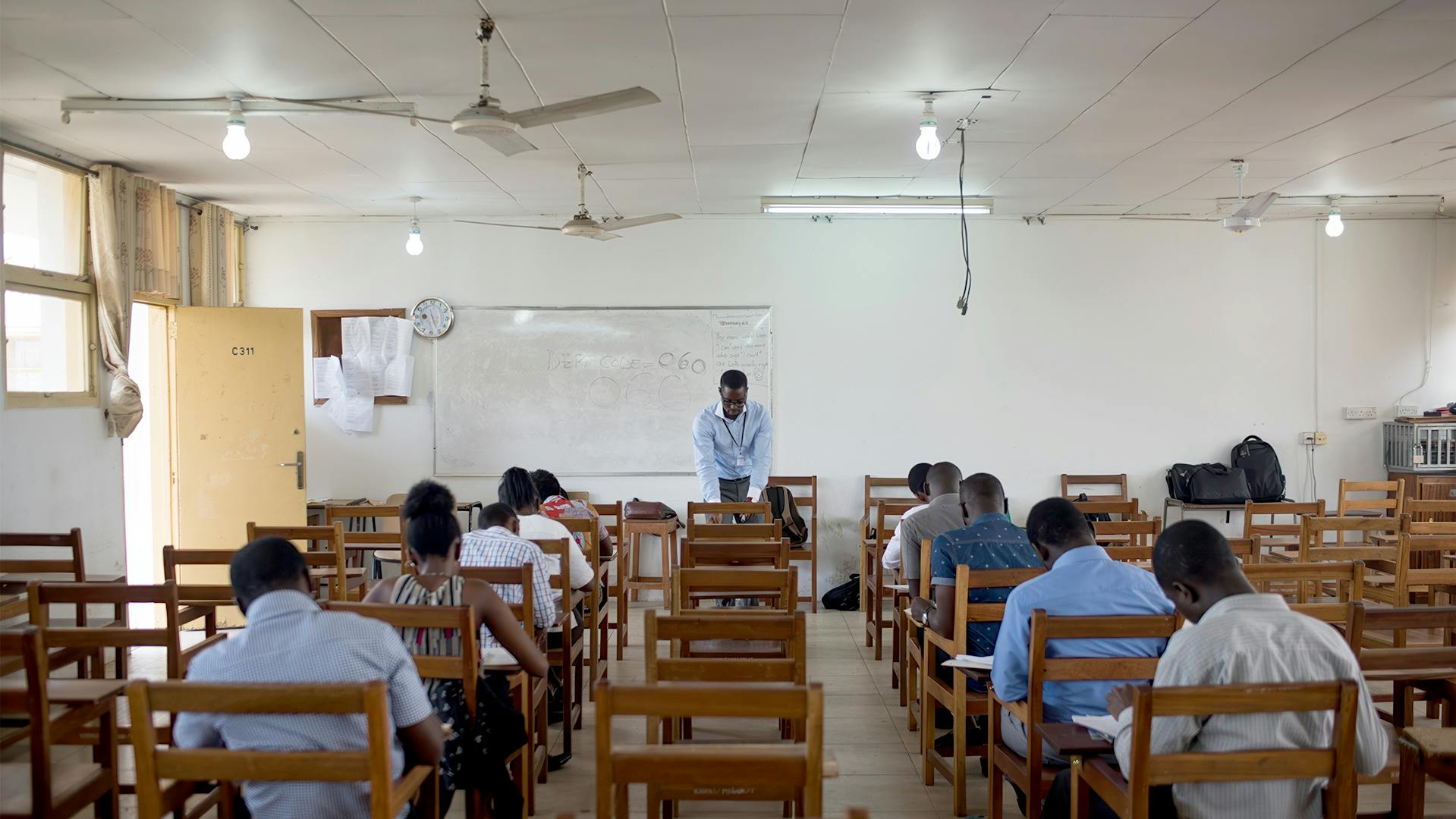 Edmund Ekuadzi unterrichtet Studierende an der University of Science and Technology in Kumasi, Ghana