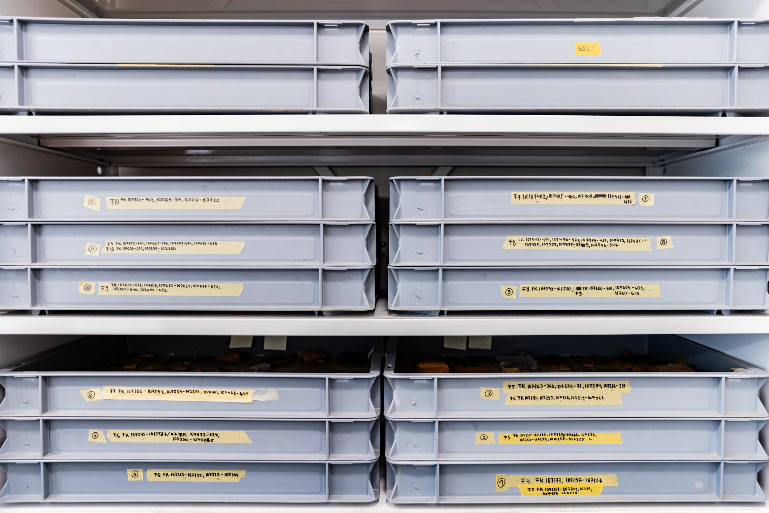 Archivschrank mit 3 Schubladen, in denen die archäologischen Funde aufbewahrt werden.