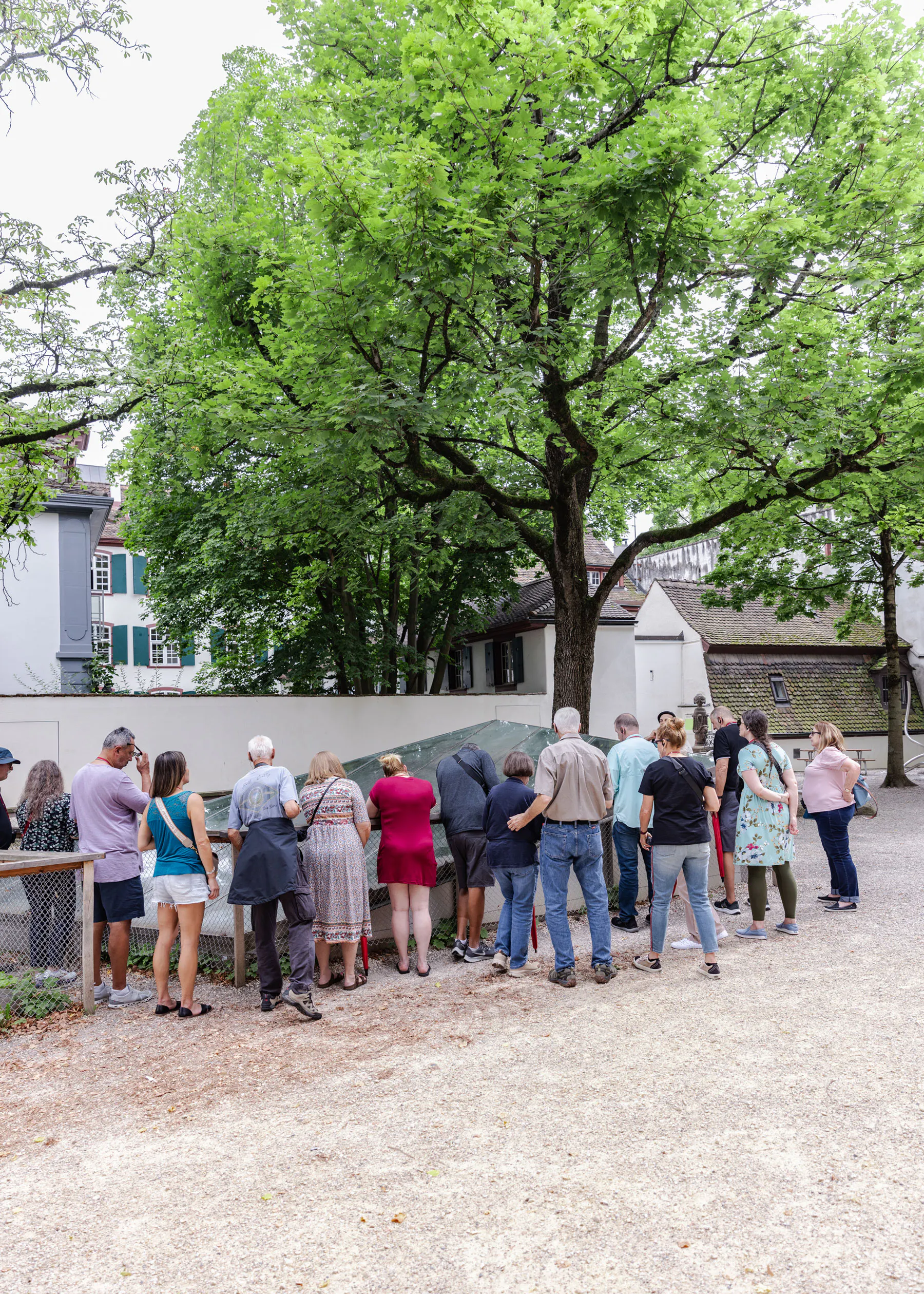 Eine Gruppe von Touristen vor einer Ausgrabungsstätte.