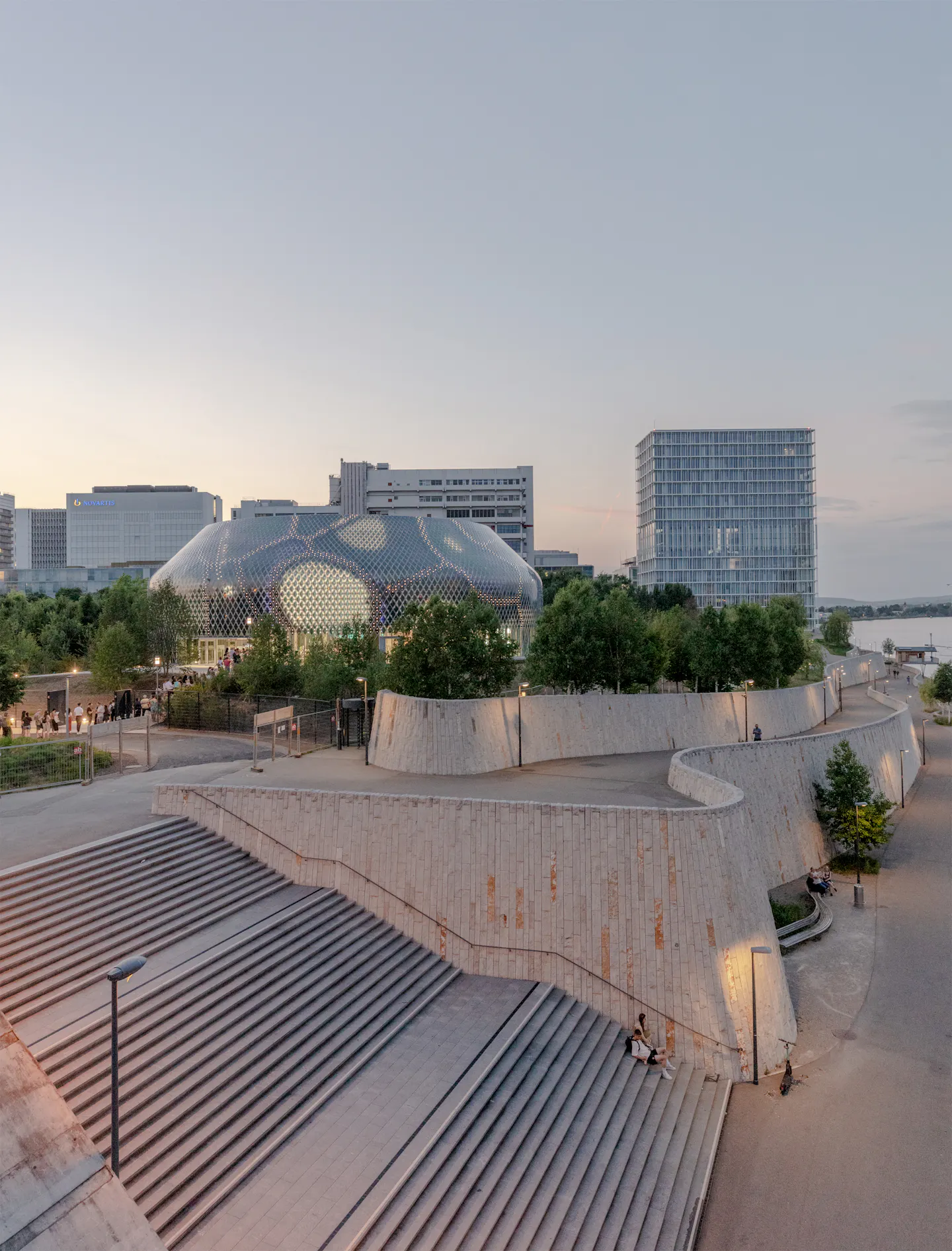 The Novartis Pavillon during a museum night.