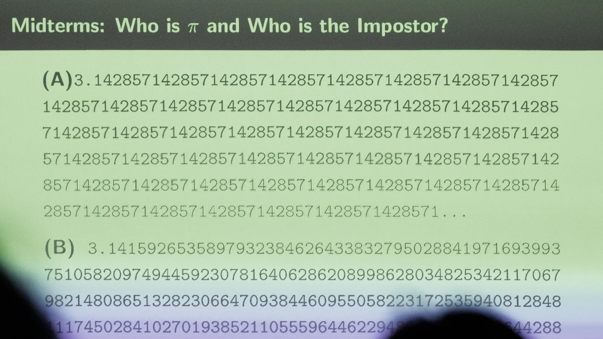 Präsenstationsfolie mit der Zahl Pi während Vortrag.