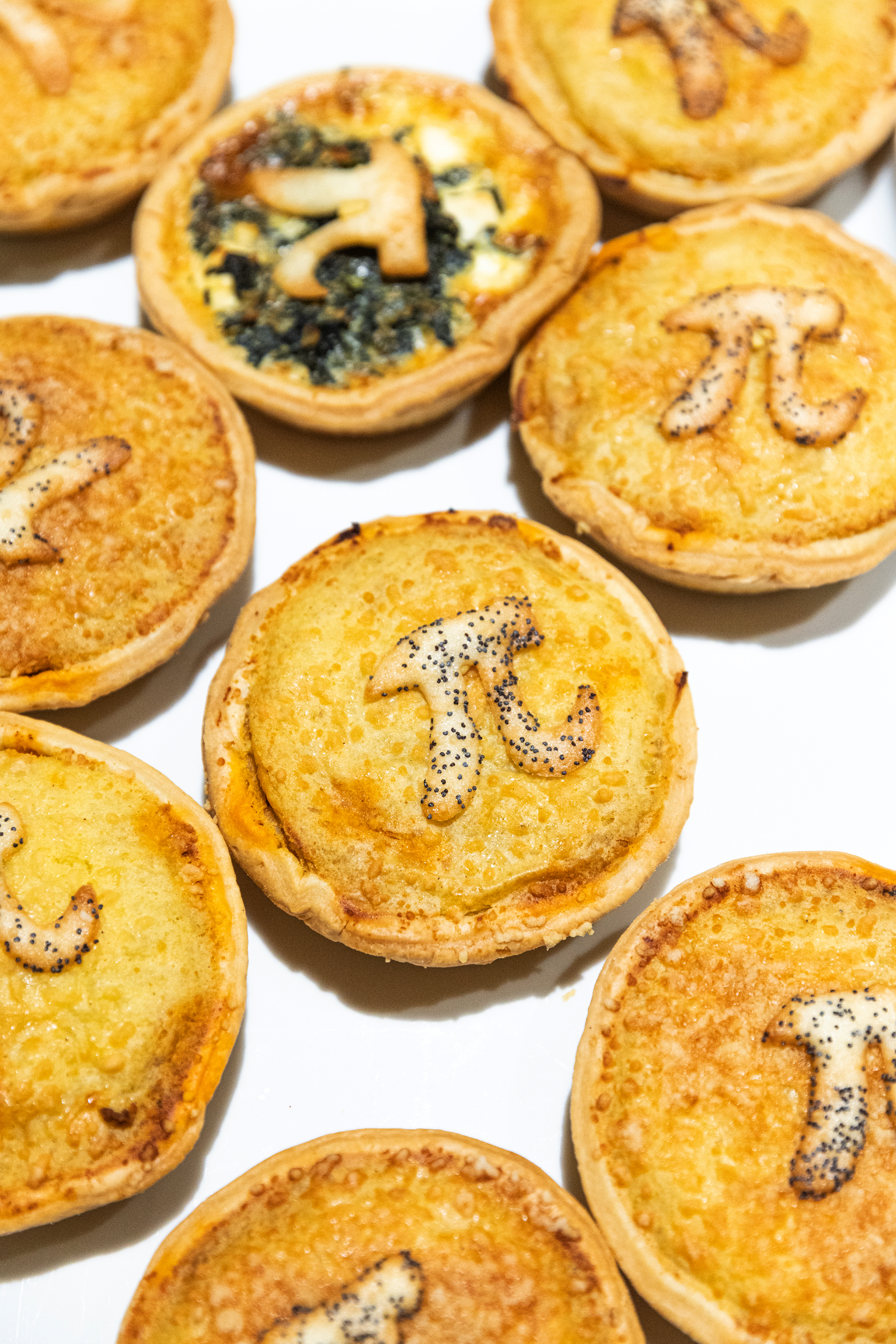 Gebäck mit dem Pi-Symbol (π).