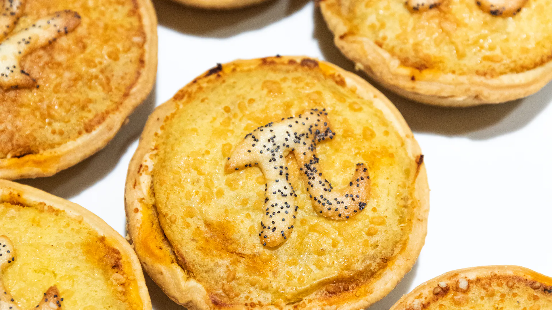 Gebäck mit dem Pi-Symbol (π).