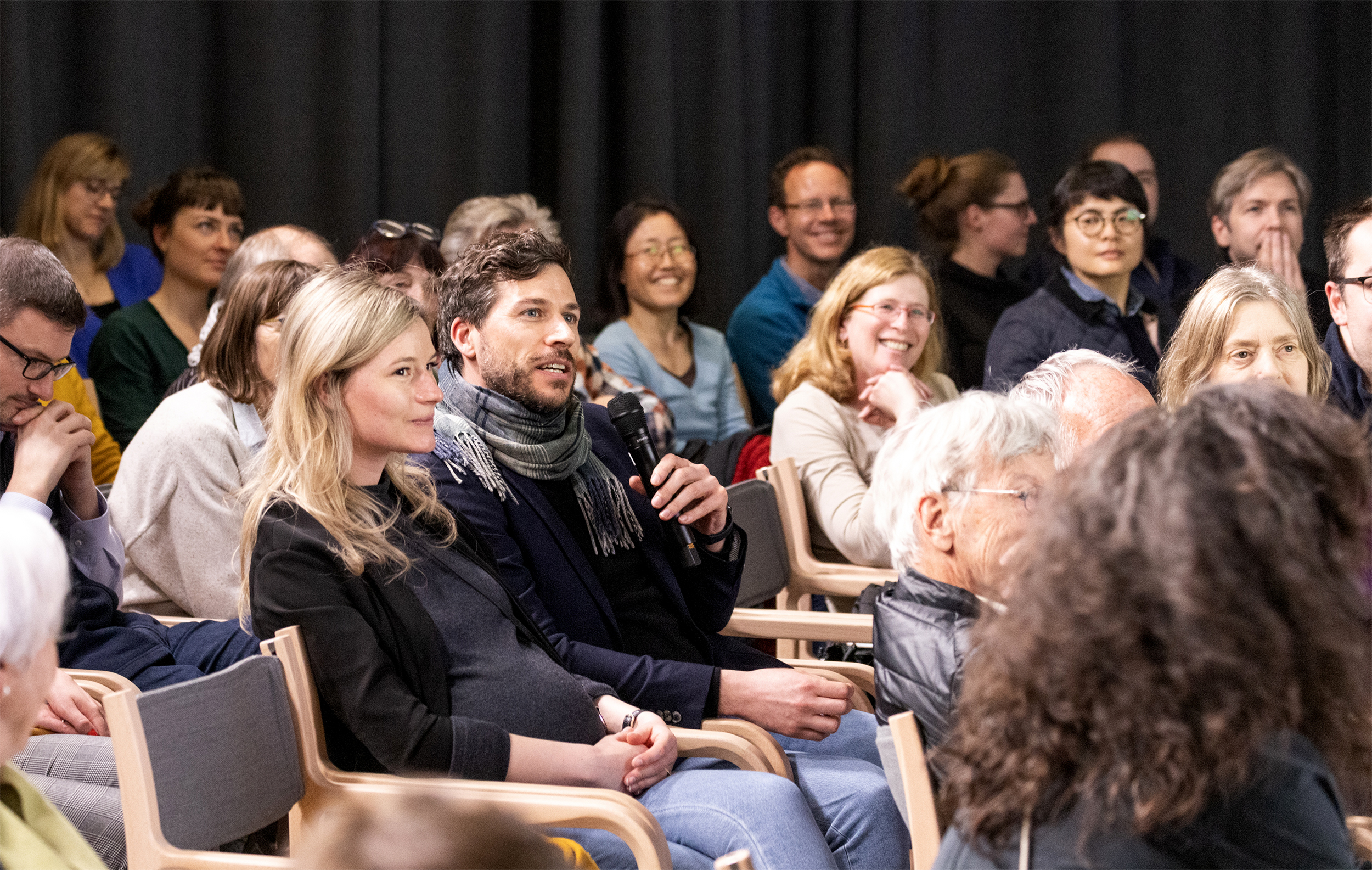 Besucherinnen und Besucher während der Museumsnacht im Novartis Pavillon.