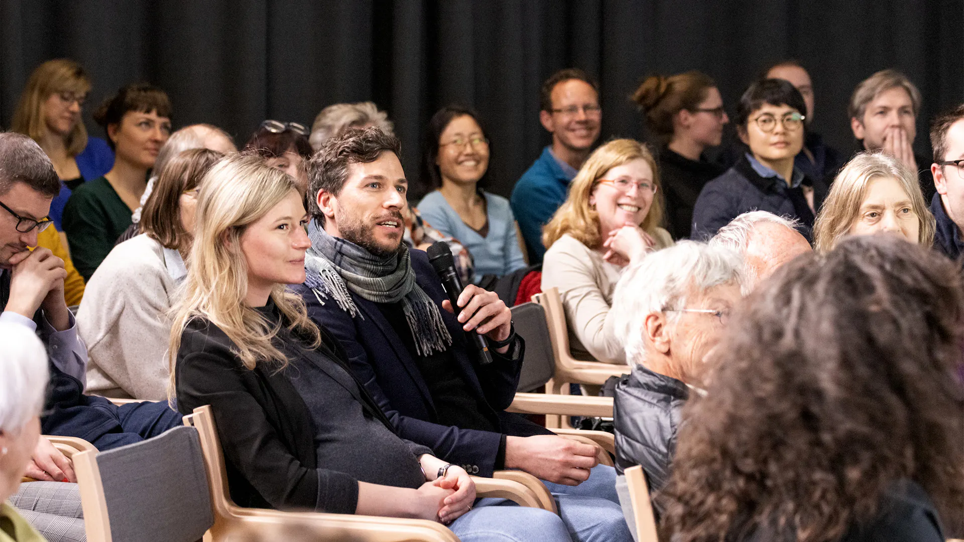 Besucherinnen und Besucher während der Museumsnacht im Novartis Pavillon.