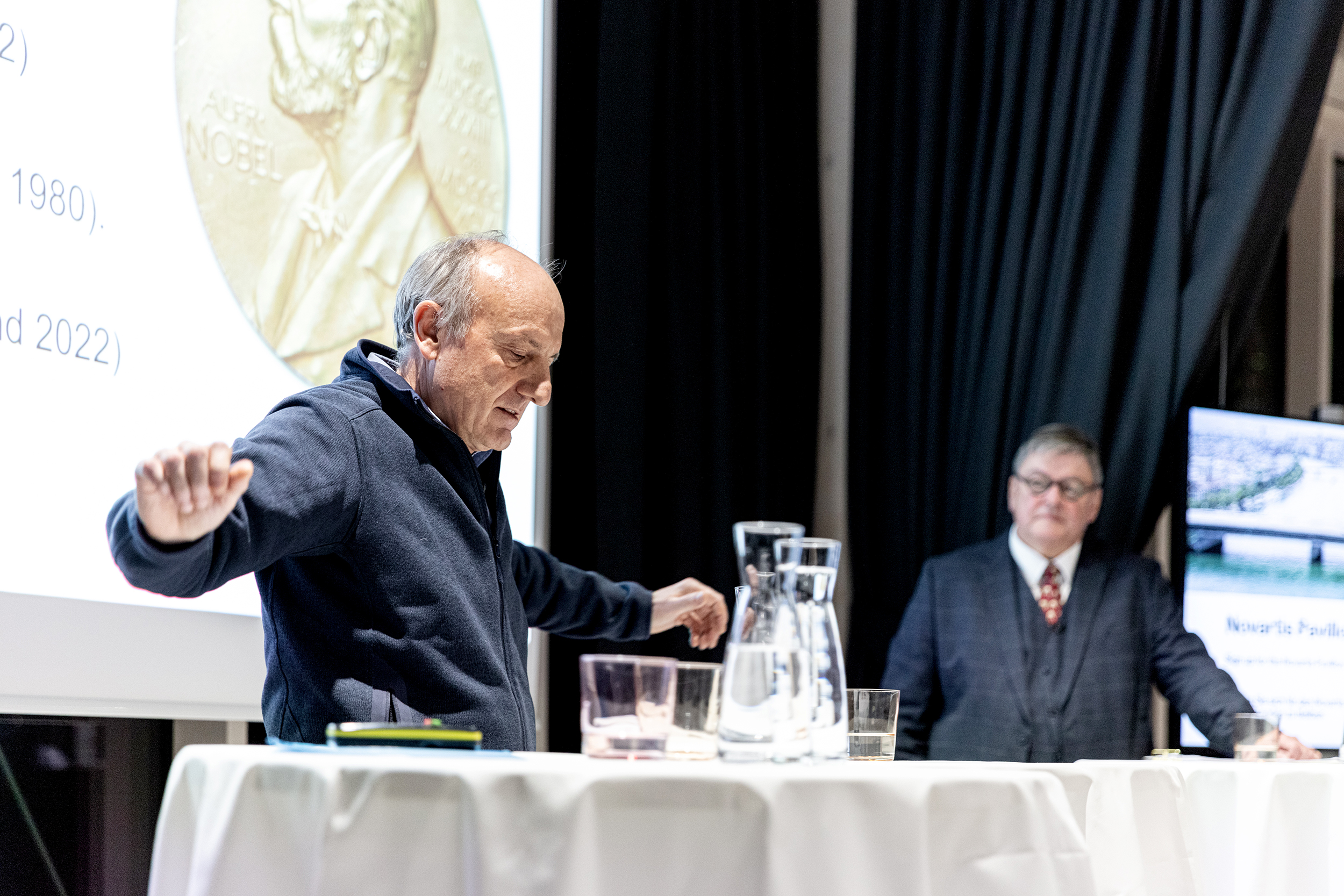 Mitglied des Novartis Pavillon Beirats bei einem Vortrag über Nobelpreise.