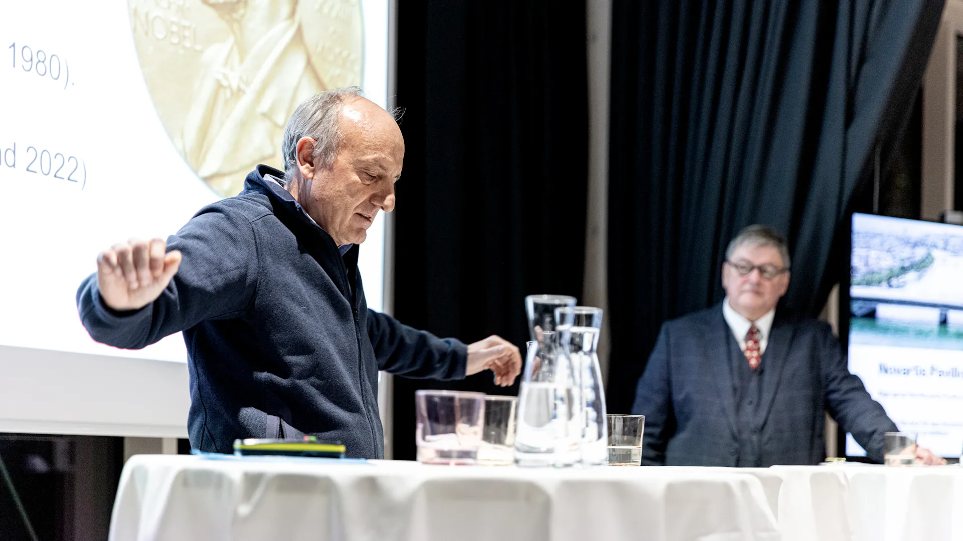 Mitglied des Novartis Pavillon Beirats bei einem Vortrag über Nobelpreise.