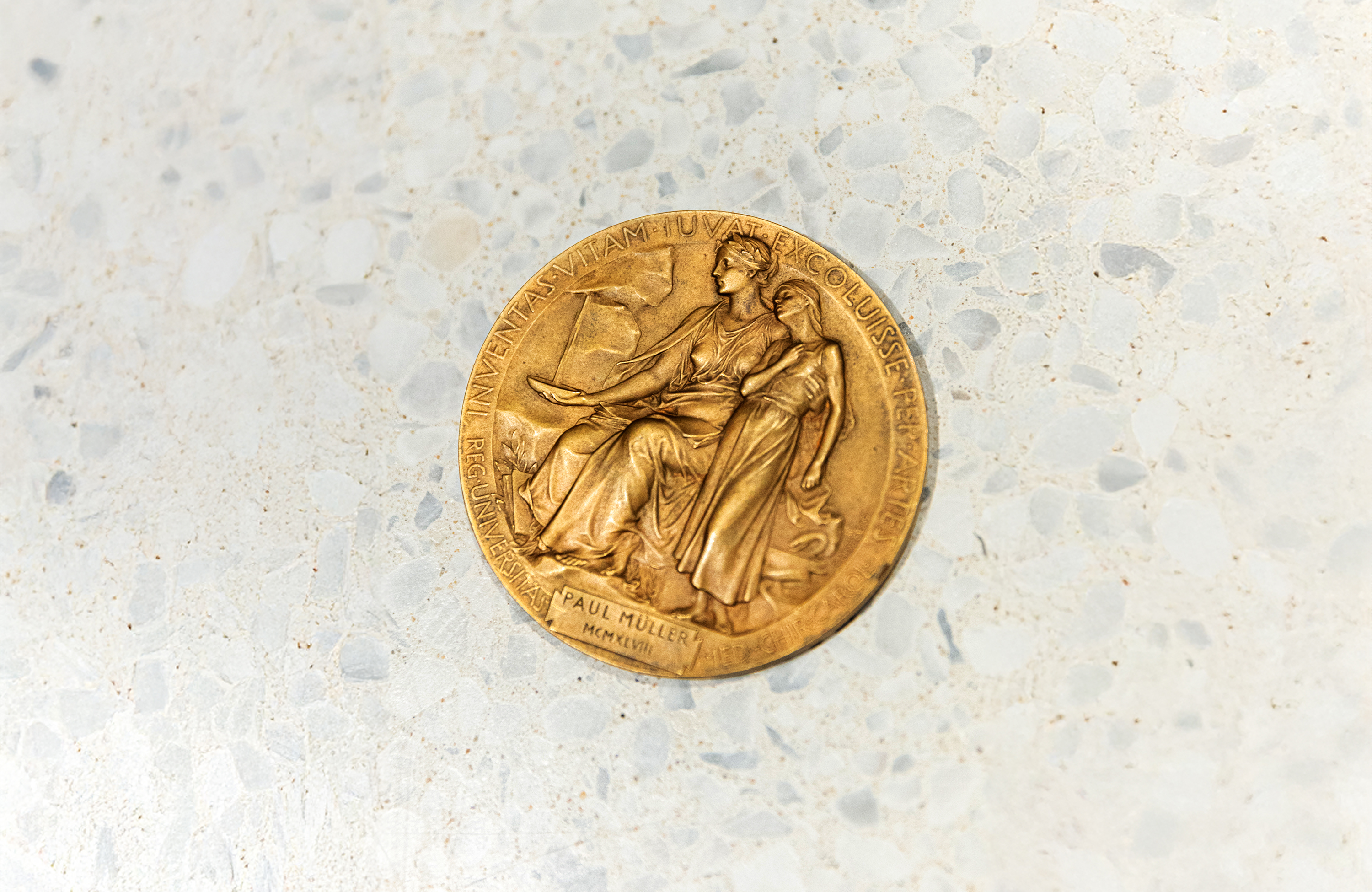 Nobelpreismedaille von Paul Müller mit eingraviertem Namen.