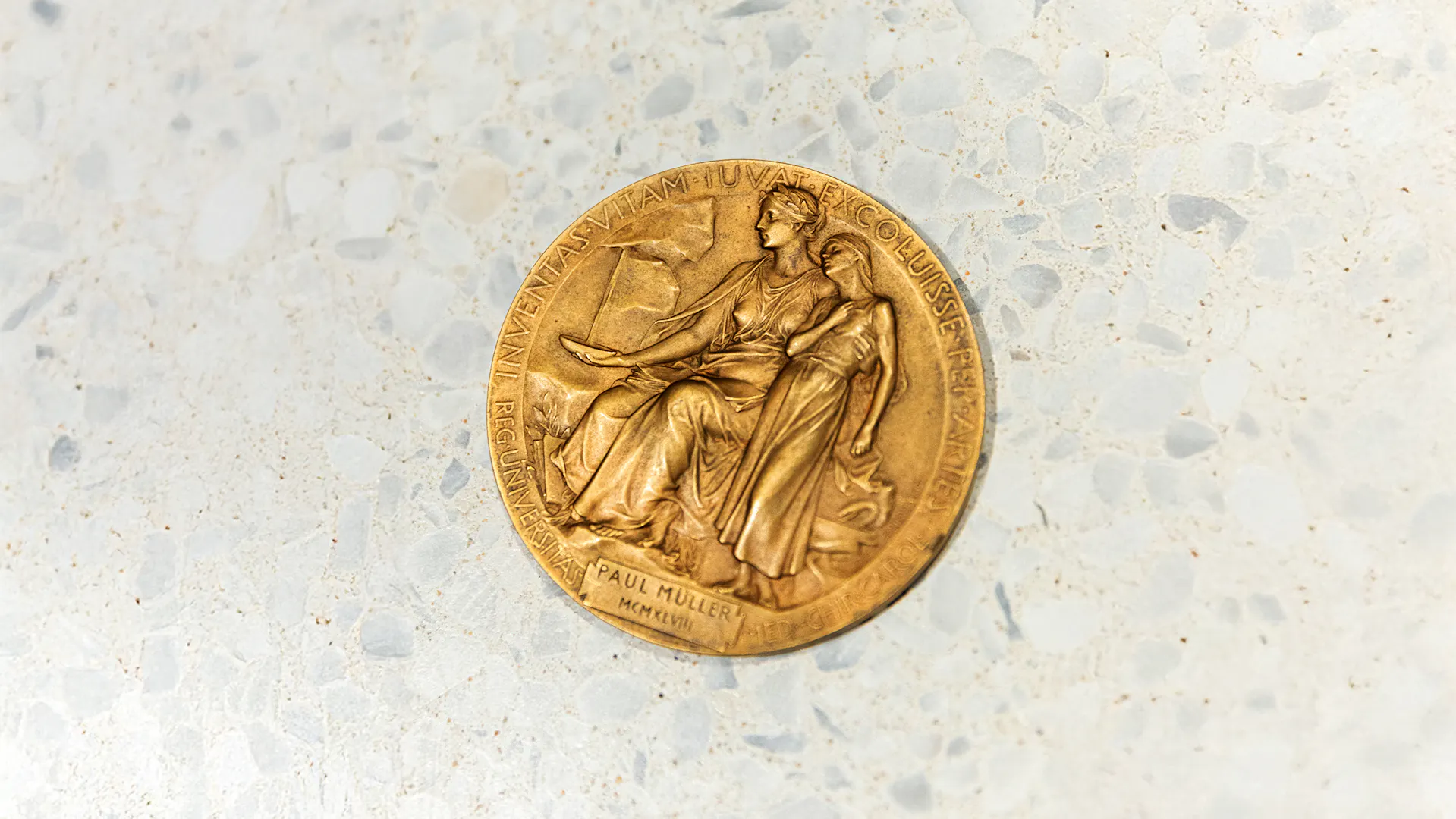 Nobelpreismedaille von Paul Müller mit eingraviertem Namen.