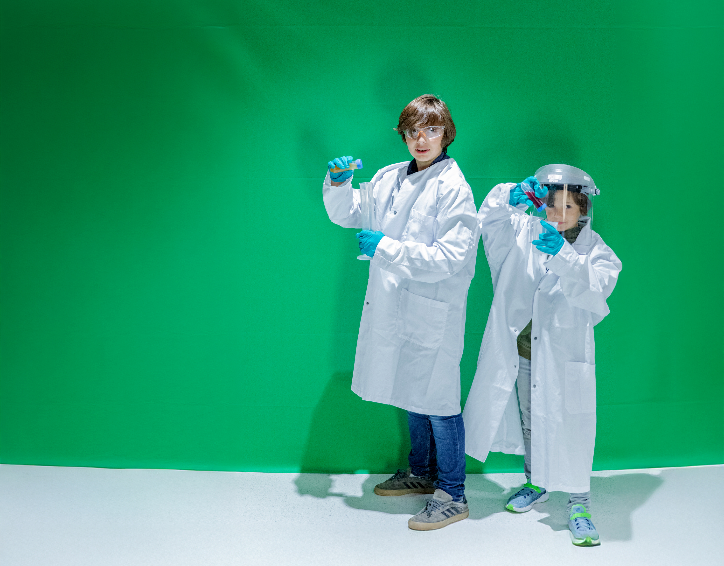 Kinder als Wissenschaftler verkleidet bei der Museumsnacht im Novartis Pavillon.