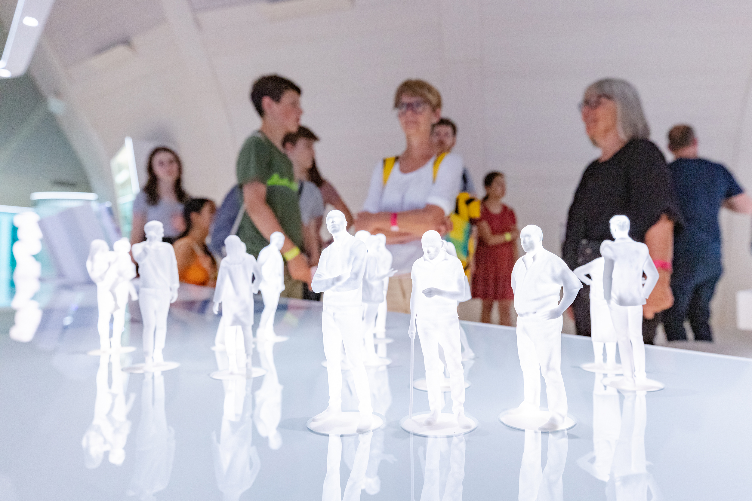 Besucher bei der Museumsnacht im Novartis Pavillon vor Lichtskulpturen.