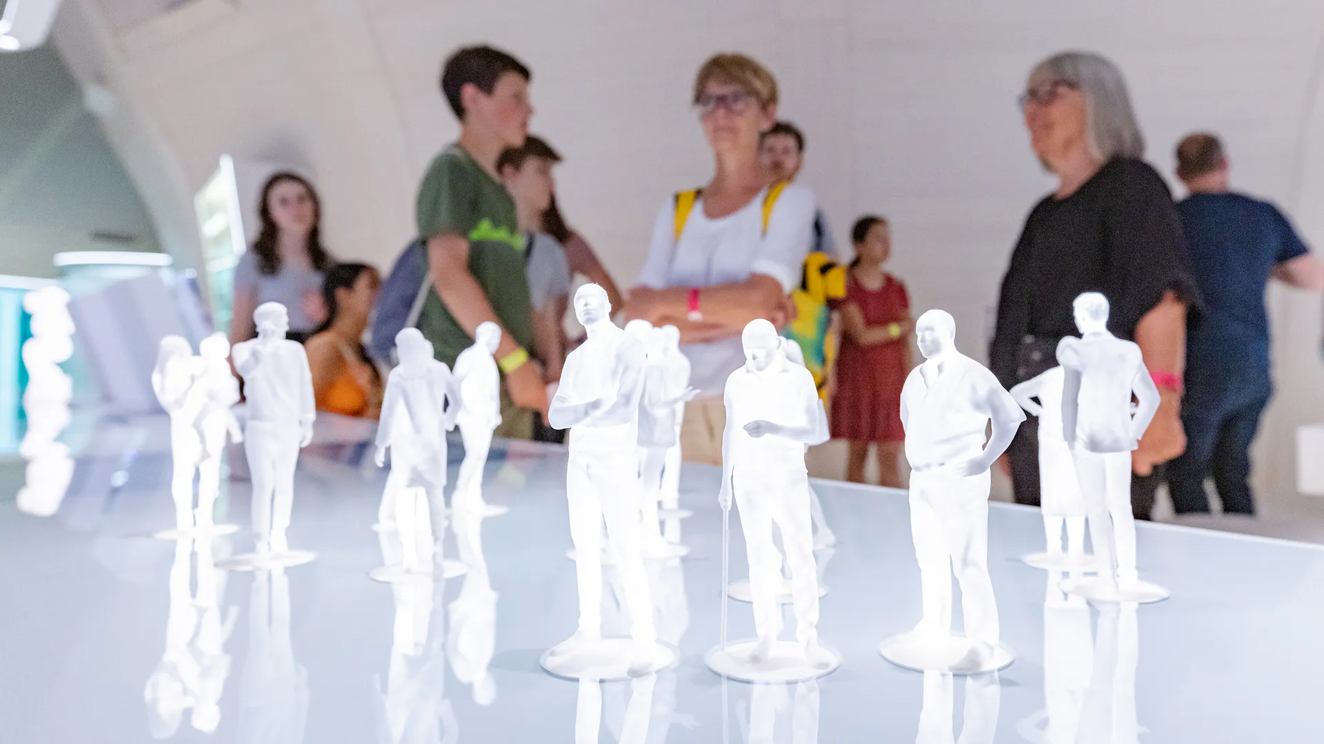 Besucher bei der Museumsnacht im Novartis Pavillon vor Lichtskulpturen.