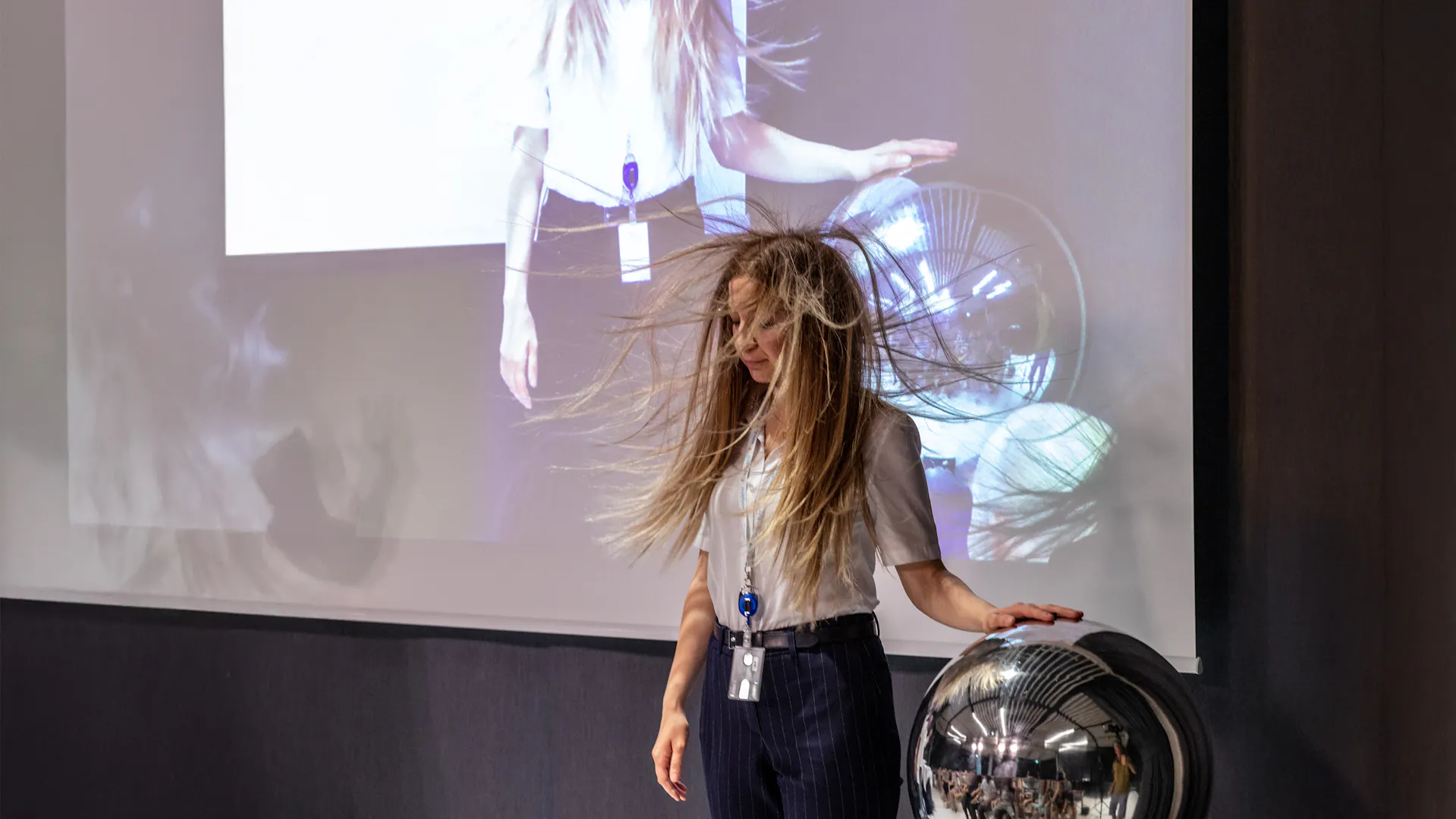 Besucherin beim Van-de-Graaff-Generator: Haare stehen während der Museumsnacht im Novartis Pavillon.