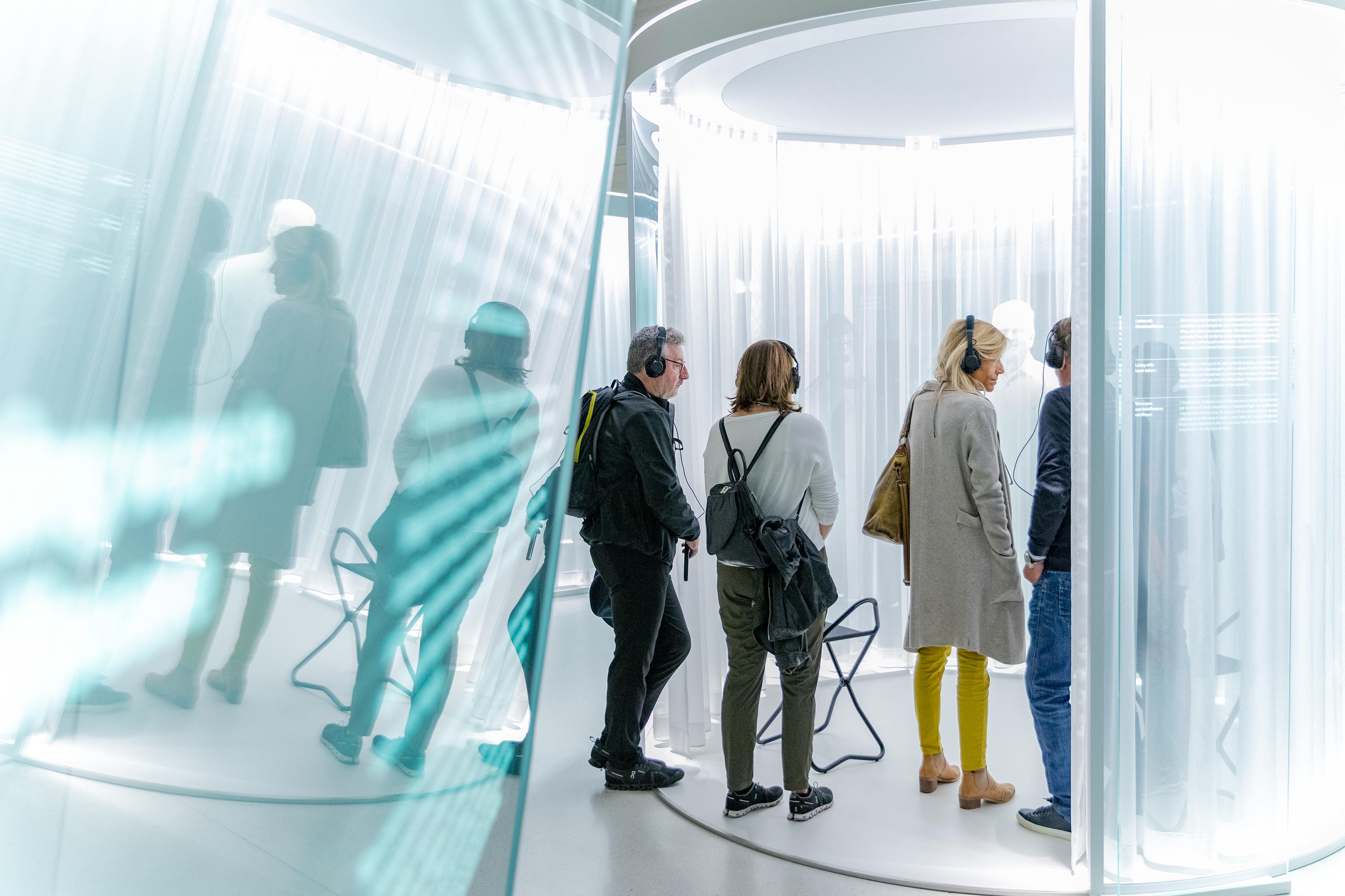 Publikum bei der Museumsnacht im Novartis Pavillon.