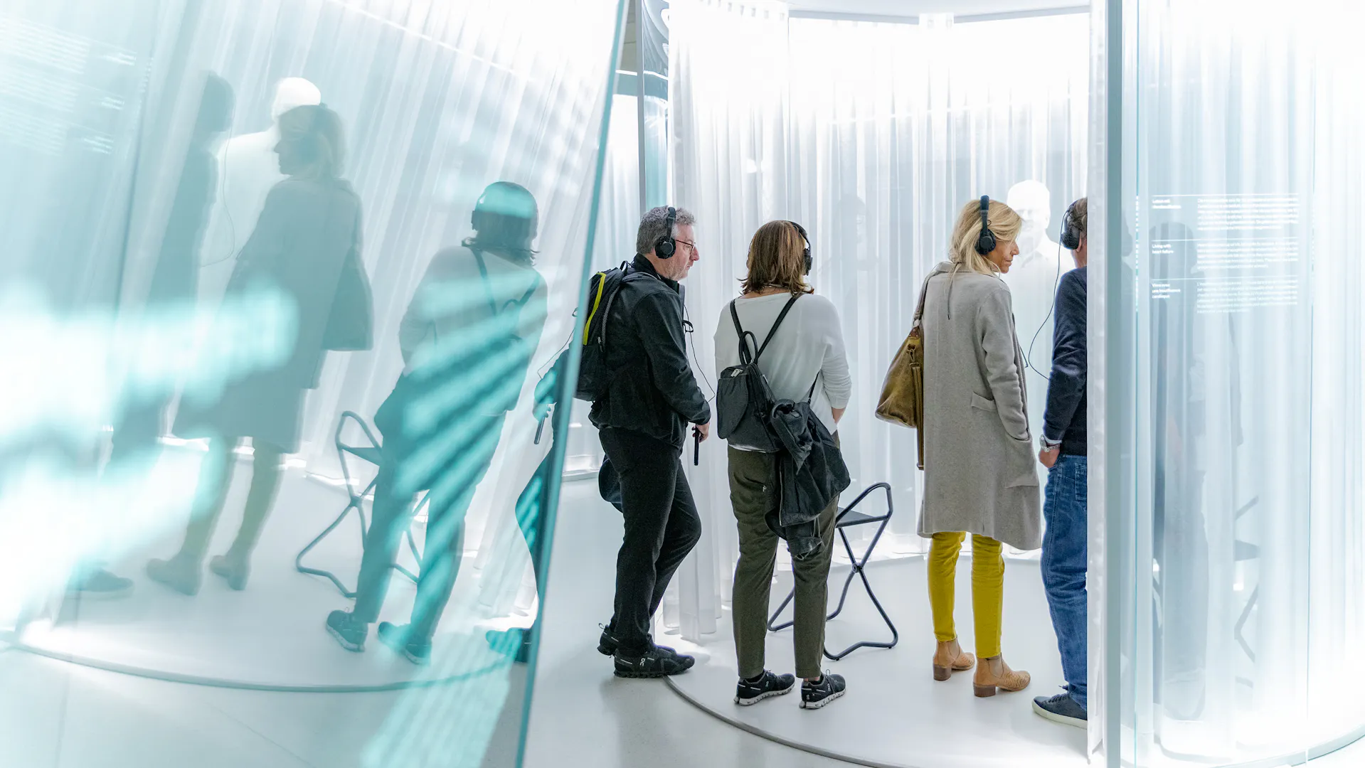 Publikum bei der Museumsnacht im Novartis Pavillon.