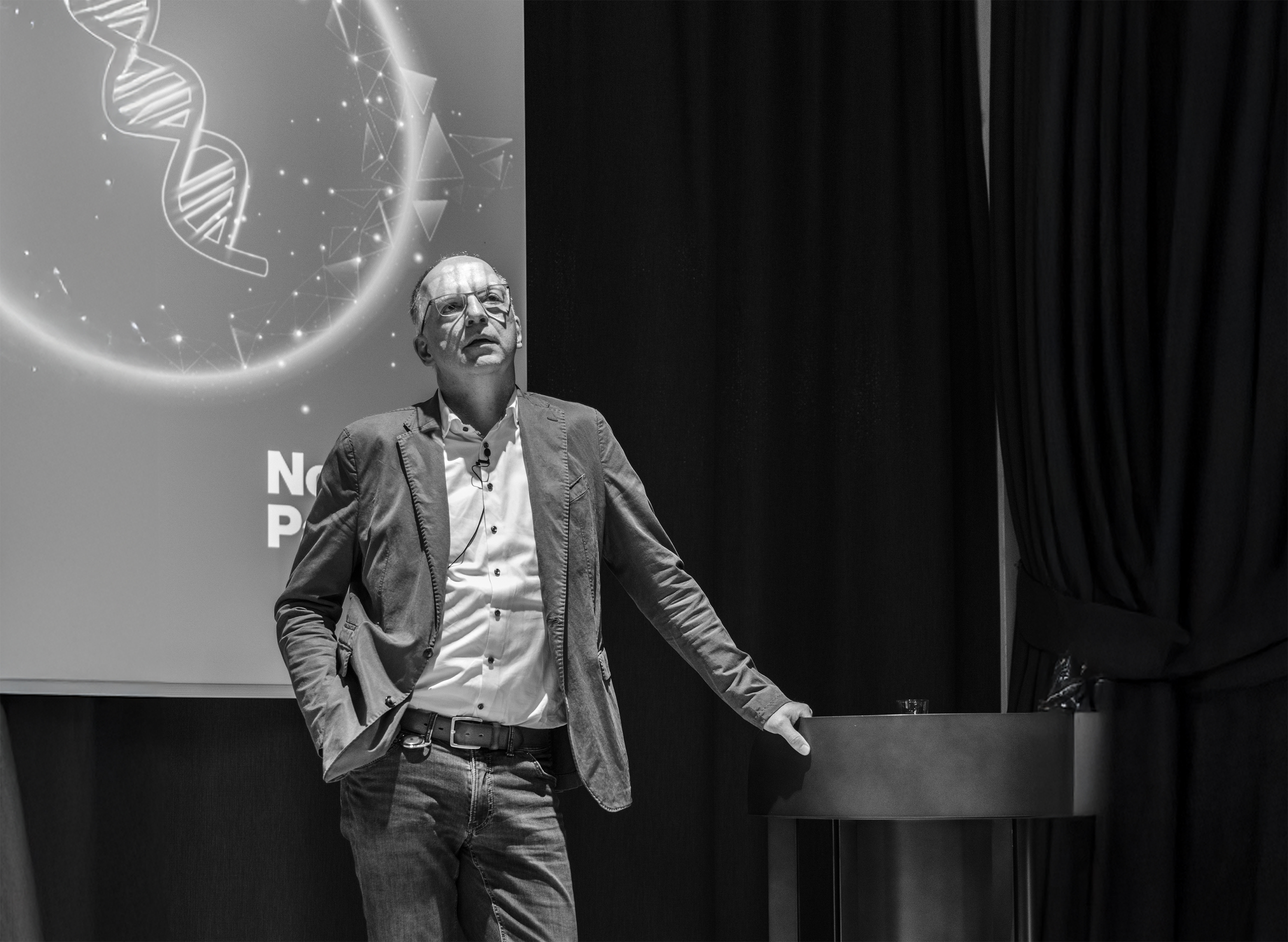 Dirk Schuebeler, Direktor des Friedrich-Miescher-Instituts, bei seinem Vortrag über DNA und Genforschung.