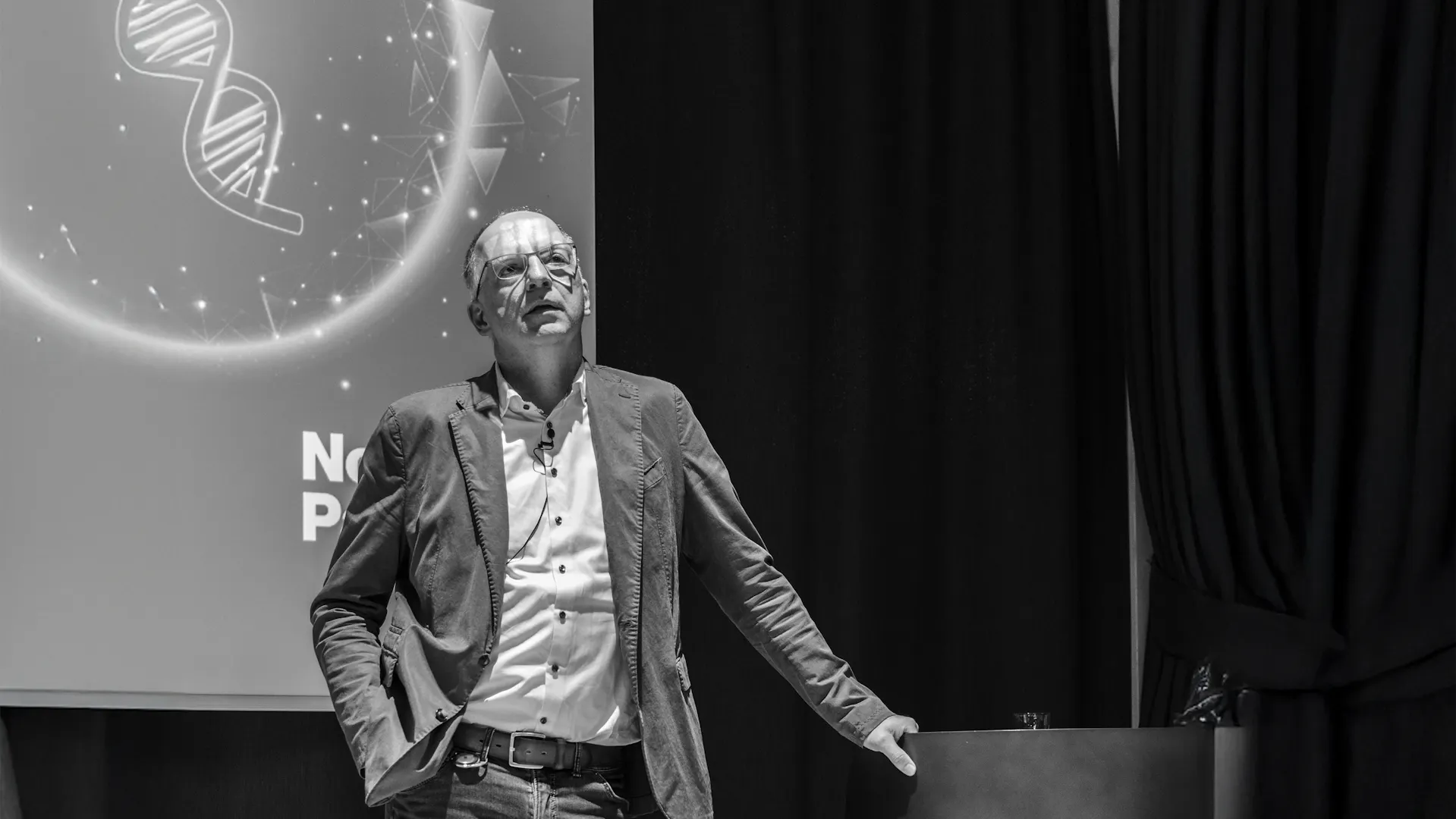 Dirk Schuebeler, Direktor des Friedrich-Miescher-Instituts, bei seinem Vortrag über DNA und Genforschung.