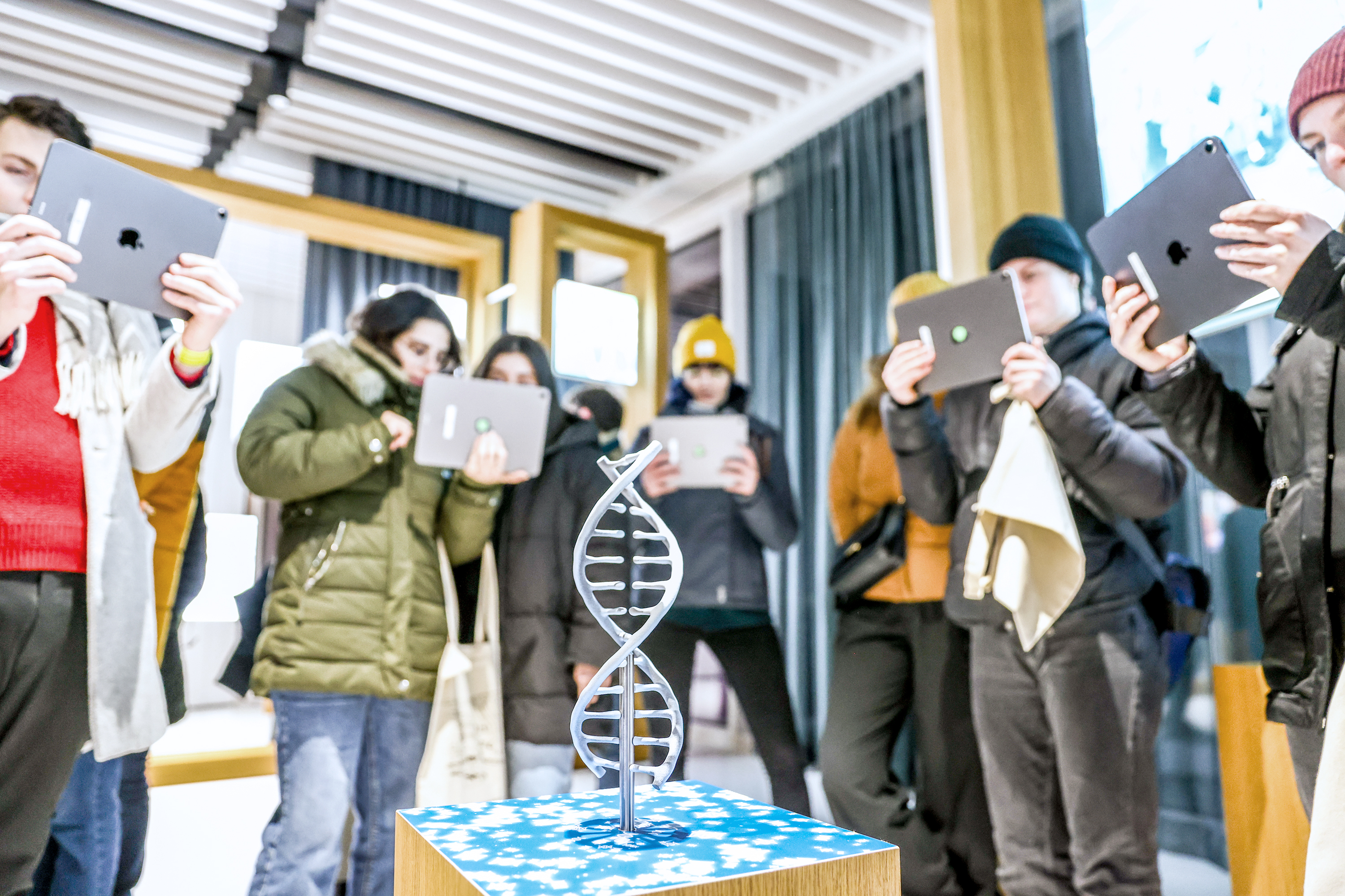 Besucher erleben eine Doppelhelix-Skulptur mit Augmented Reality-Technologie.