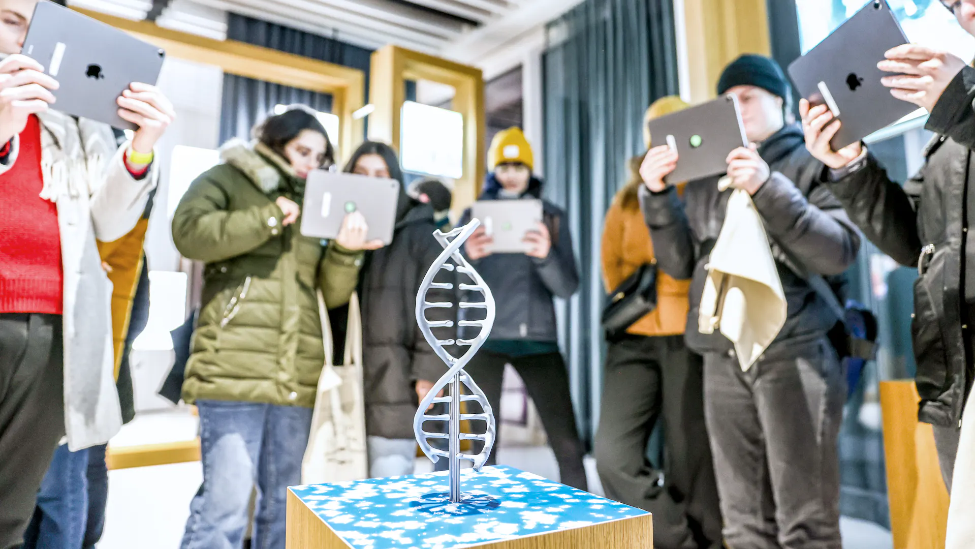 Besucher erleben eine Doppelhelix-Skulptur mit Augmented Reality-Technologie.