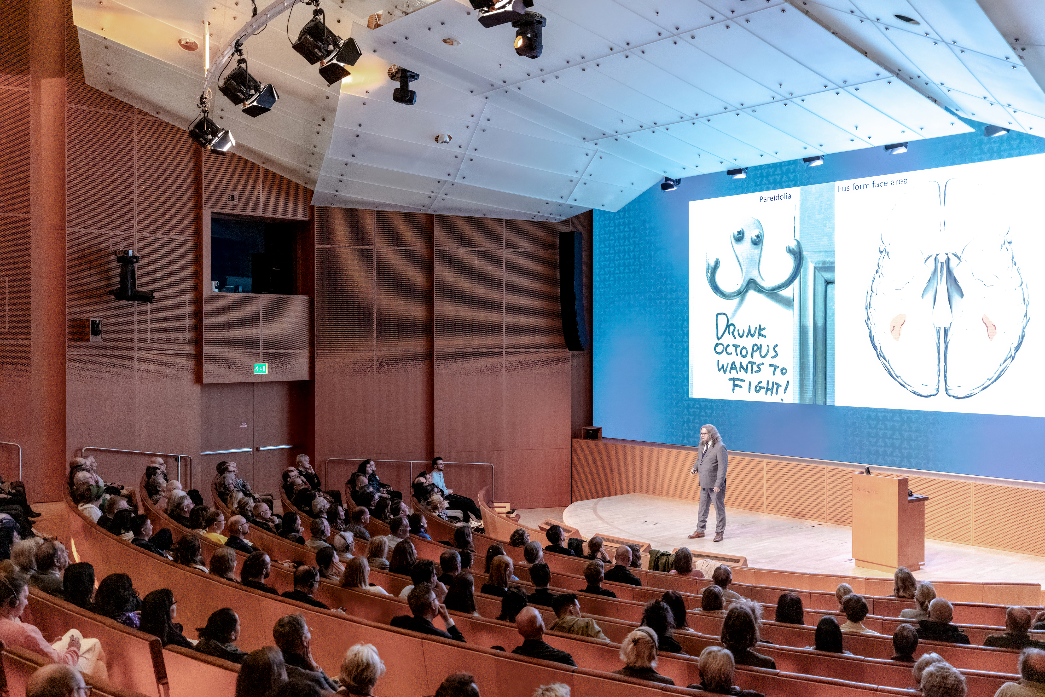 Neurowissenschaftler Colin Ellard bei seinem Vortrag über Gehirn und Wahrnehmung.