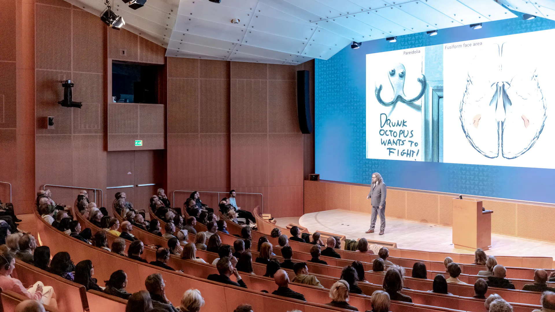 Neurowissenschaftler Colin Ellard bei seinem Vortrag über Gehirn und Wahrnehmung.