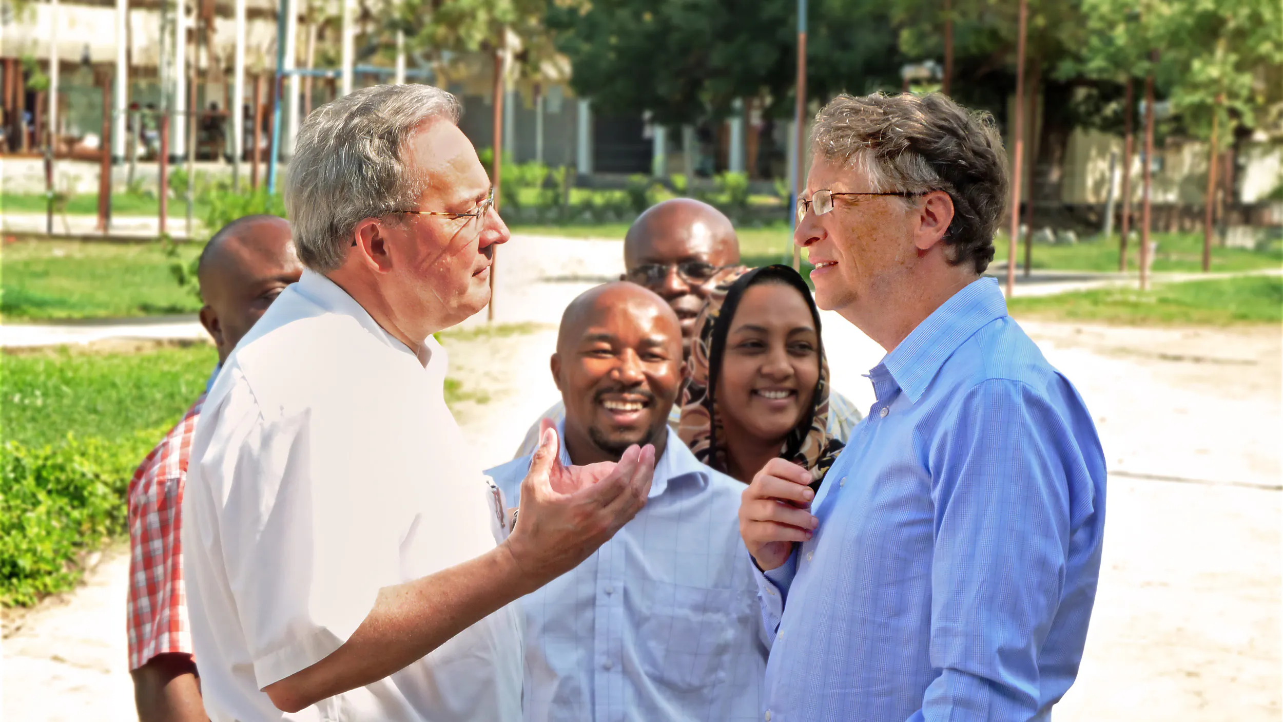 Marcel Tanner spricht mit Bill Gates.