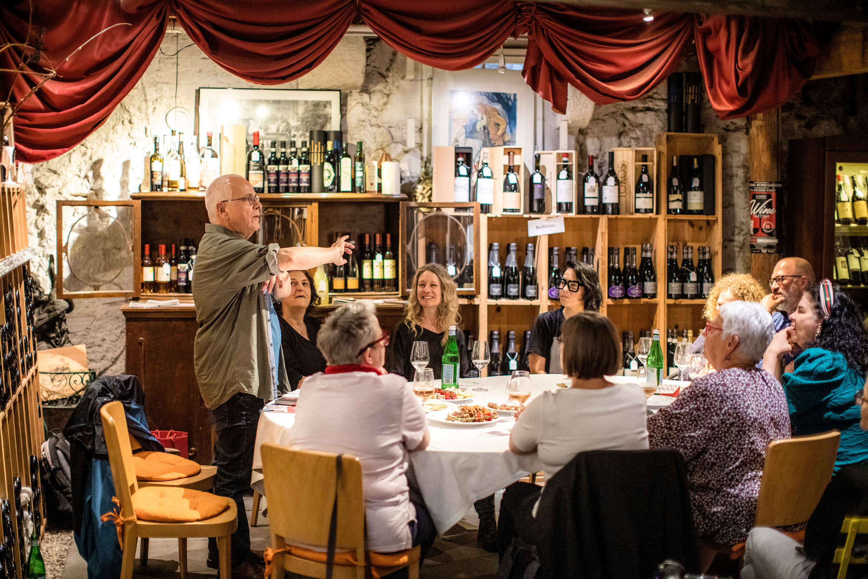 Martin Duerr spricht mit einer Gruppe, überwiegend Frauen.