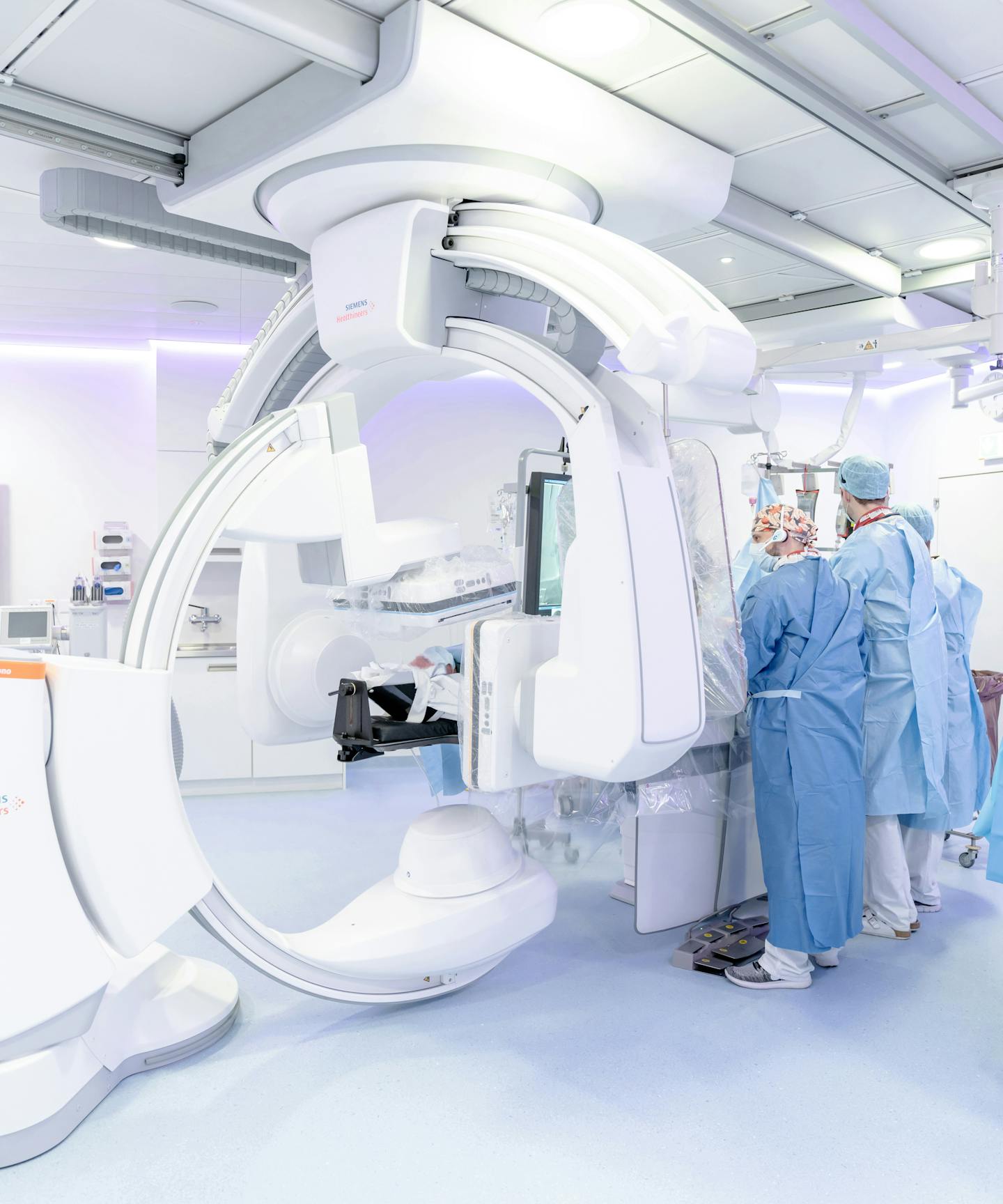 Operation room combining CT diagnosis and angio/imaging with therapy on the same device and in the same room.