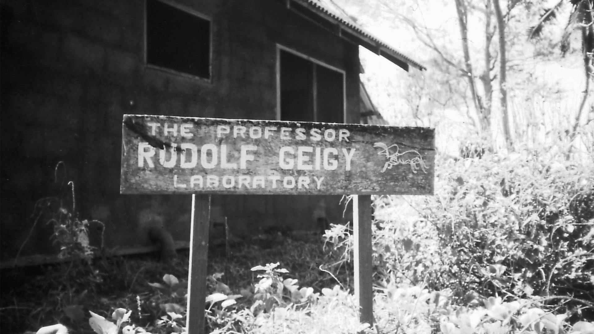 Schwarz-weiss-Aufnahme eines Schildes mit der Aufschrift "The Professor Rudolf Geigy laboratory".