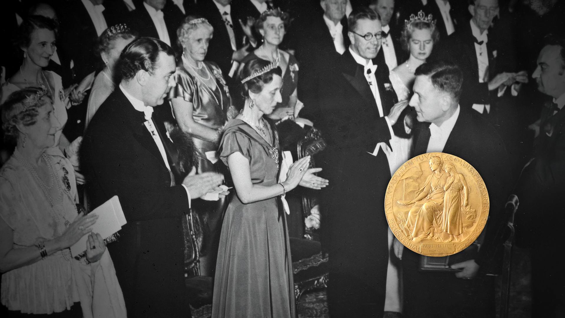 Schwarz-weiss Foto, zeigt den Chemiker Paul Hermann Müller während der Nobelpreisverleihung 1948. Darüber liegt die goldnene, von ihm gewonnene Nobelpreismedaille.