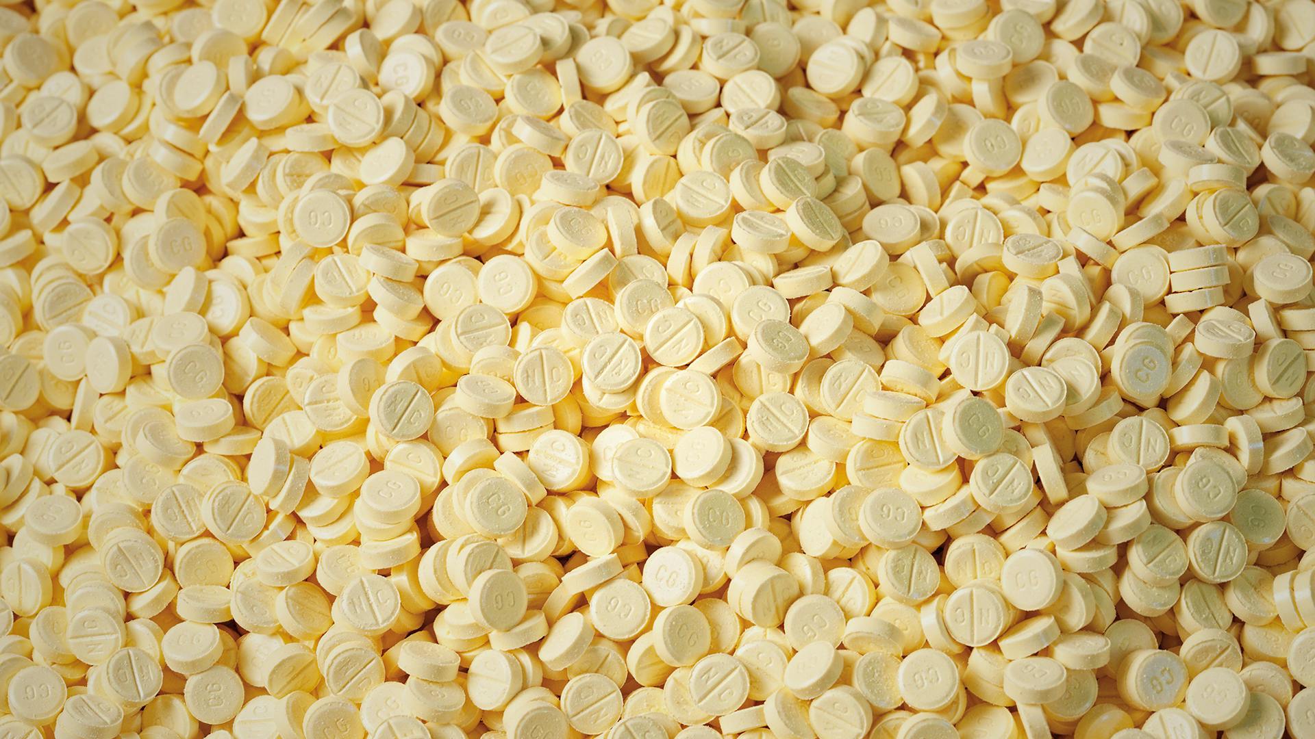 Ein Meer gelblich-weisser Tabletten.